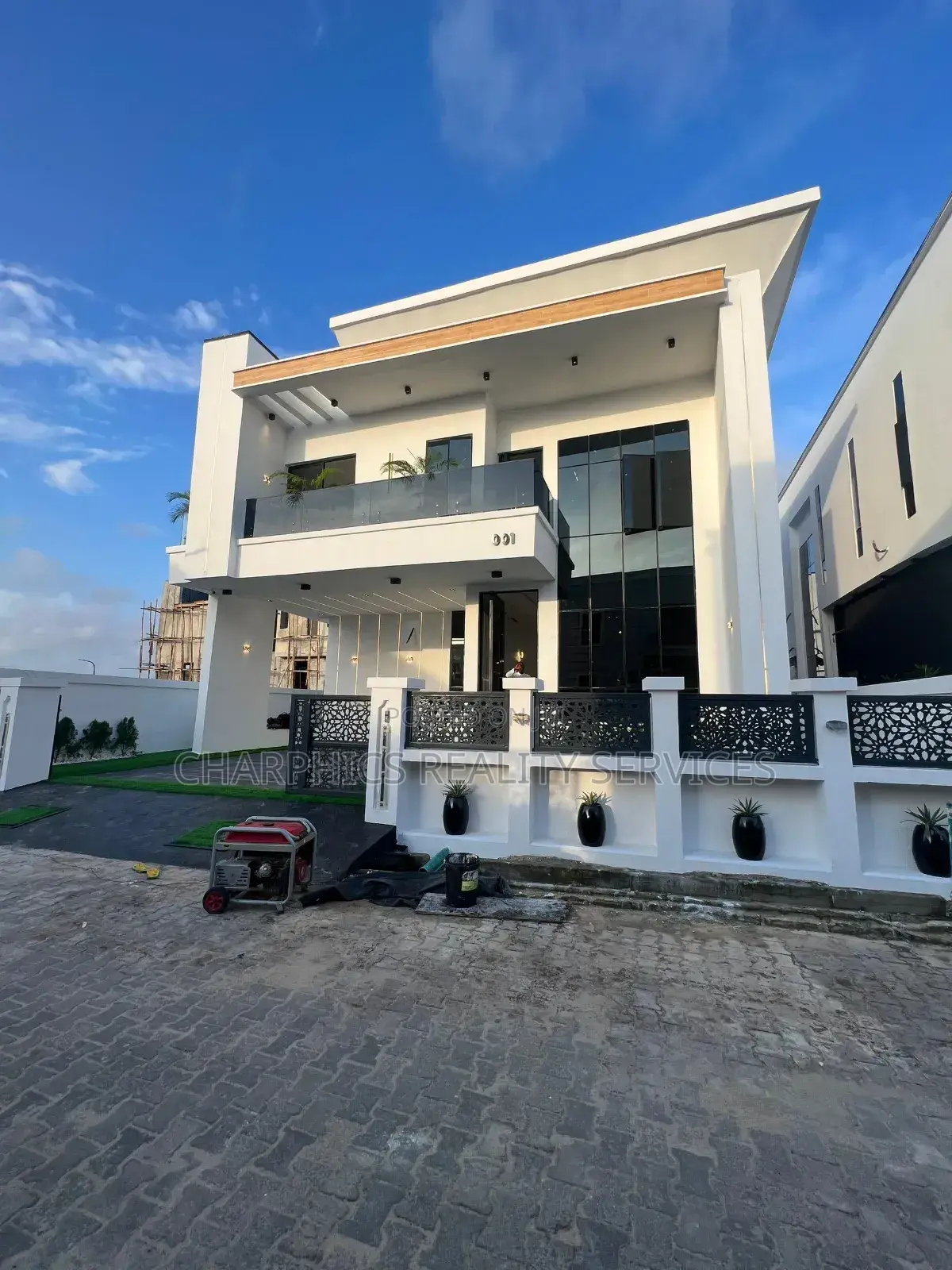 5bdrm Duplex in Chevron for sale in Chevron