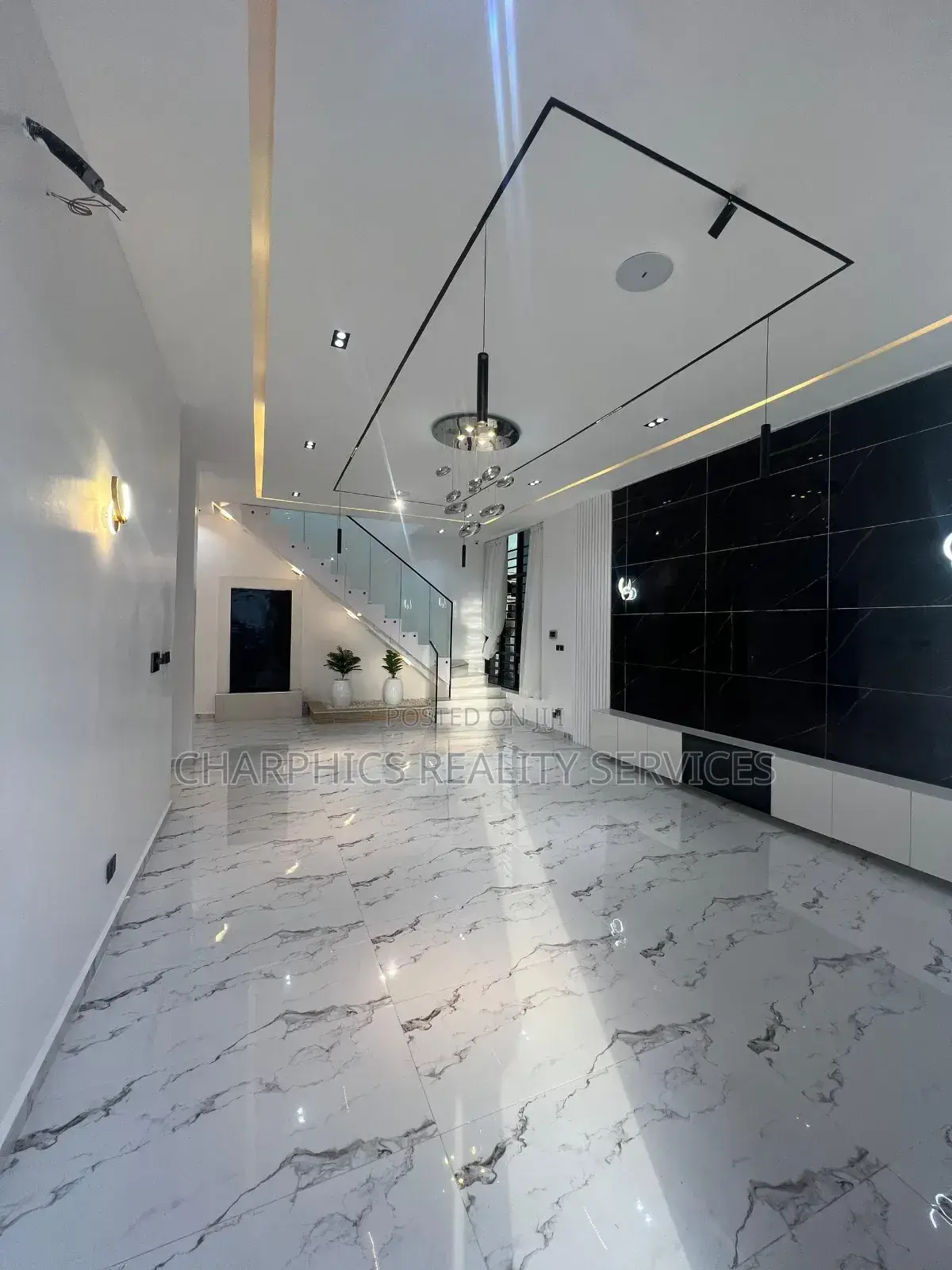 5bdrm Duplex in Chevron for sale in Chevron