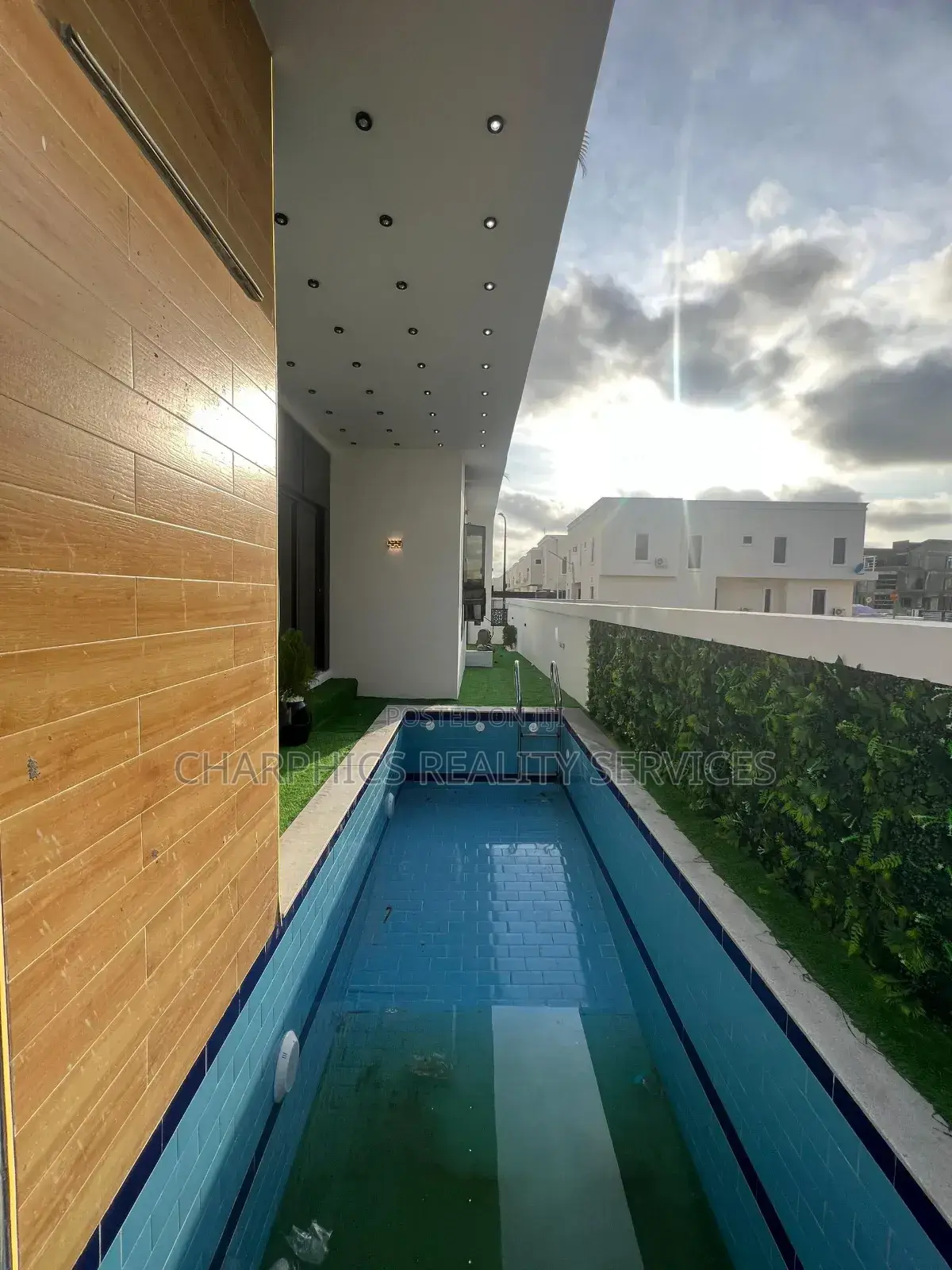 5bdrm Duplex in Chevron for sale in Chevron