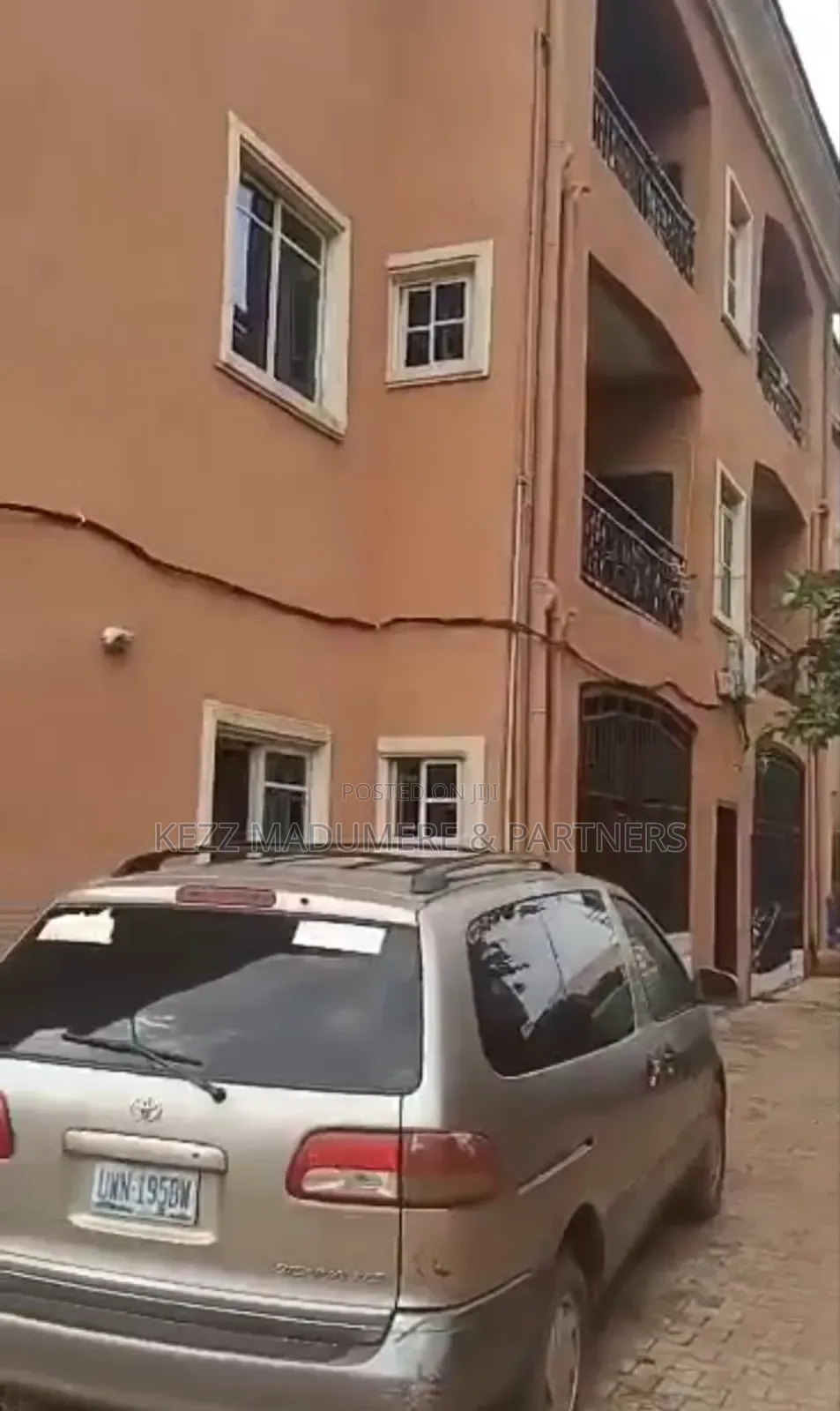 6bdrm Block of Flats in Inside An Est At for sale in Enugu