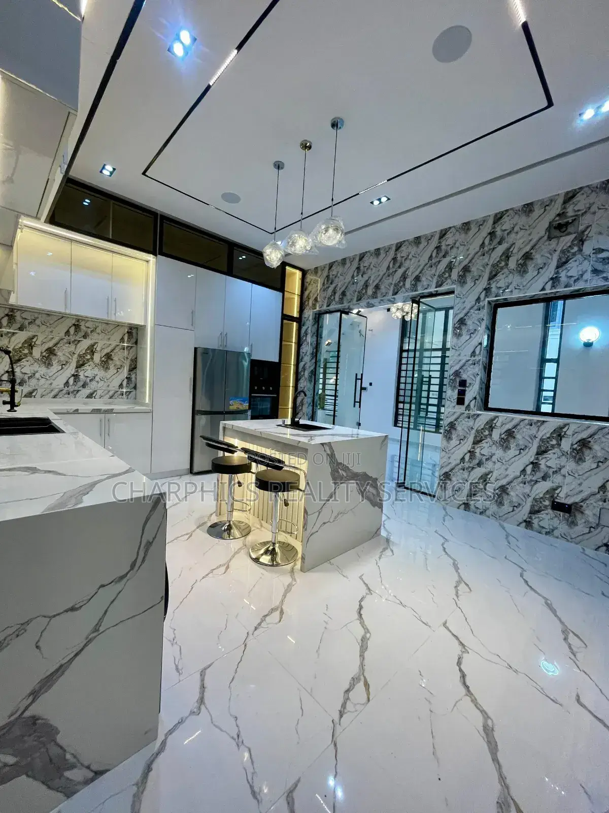5bdrm Duplex in Chevron for sale in Chevron