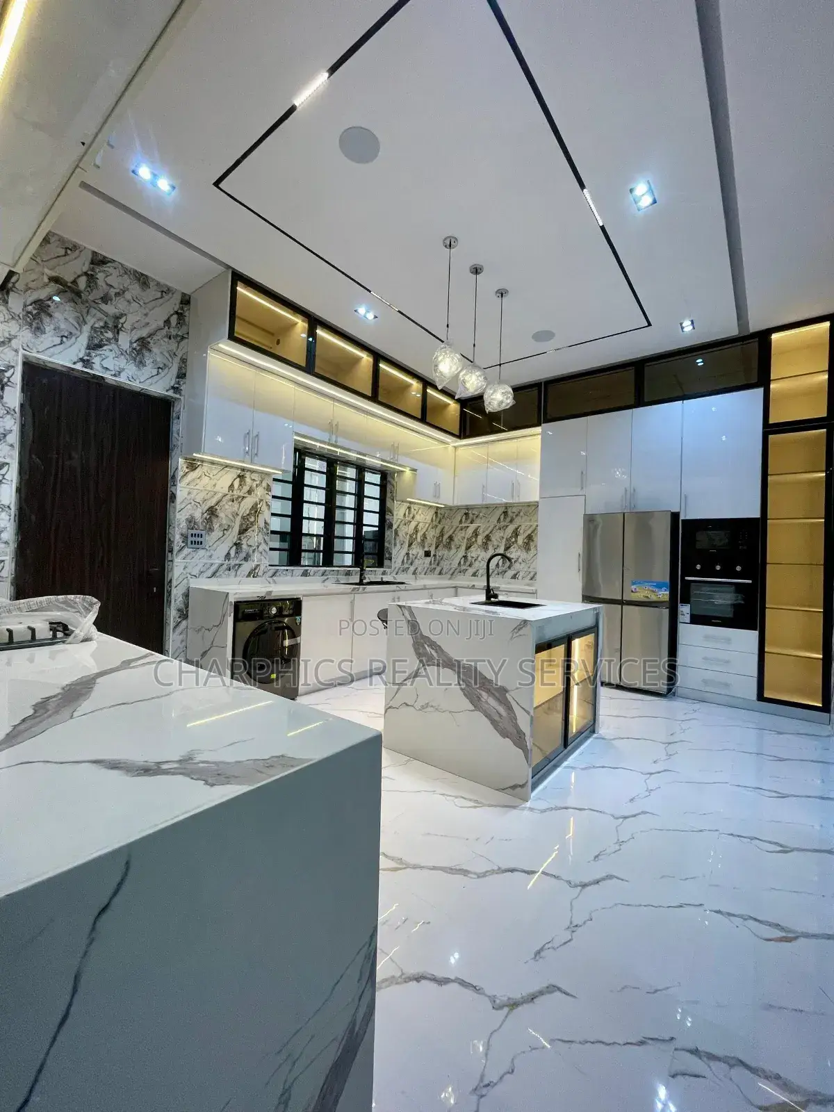 5bdrm Duplex in Chevron for sale in Chevron