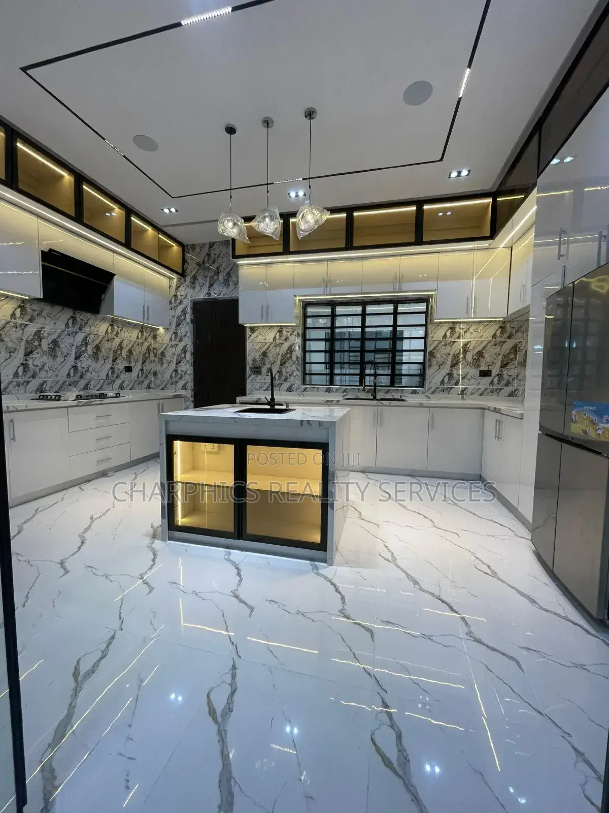 5bdrm Duplex in Chevron for sale in Chevron