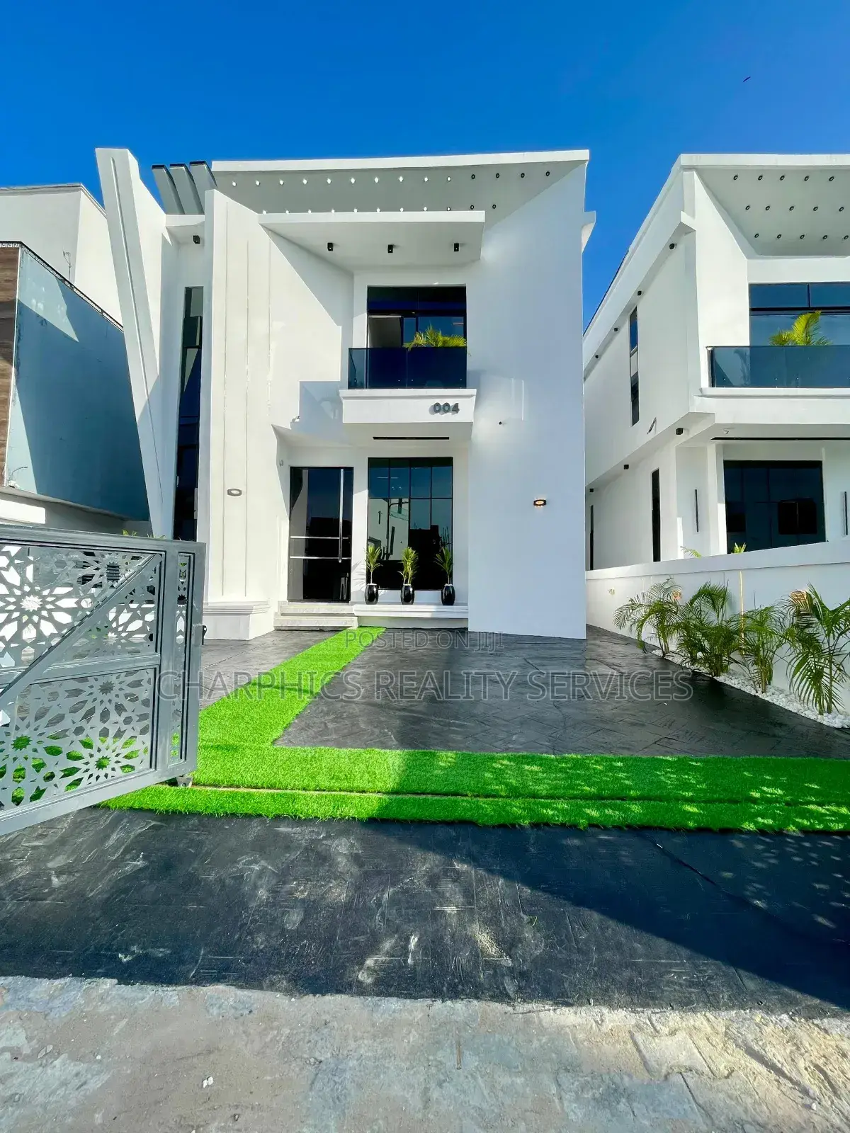 5bdrm Duplex in Chevron for sale in Chevron