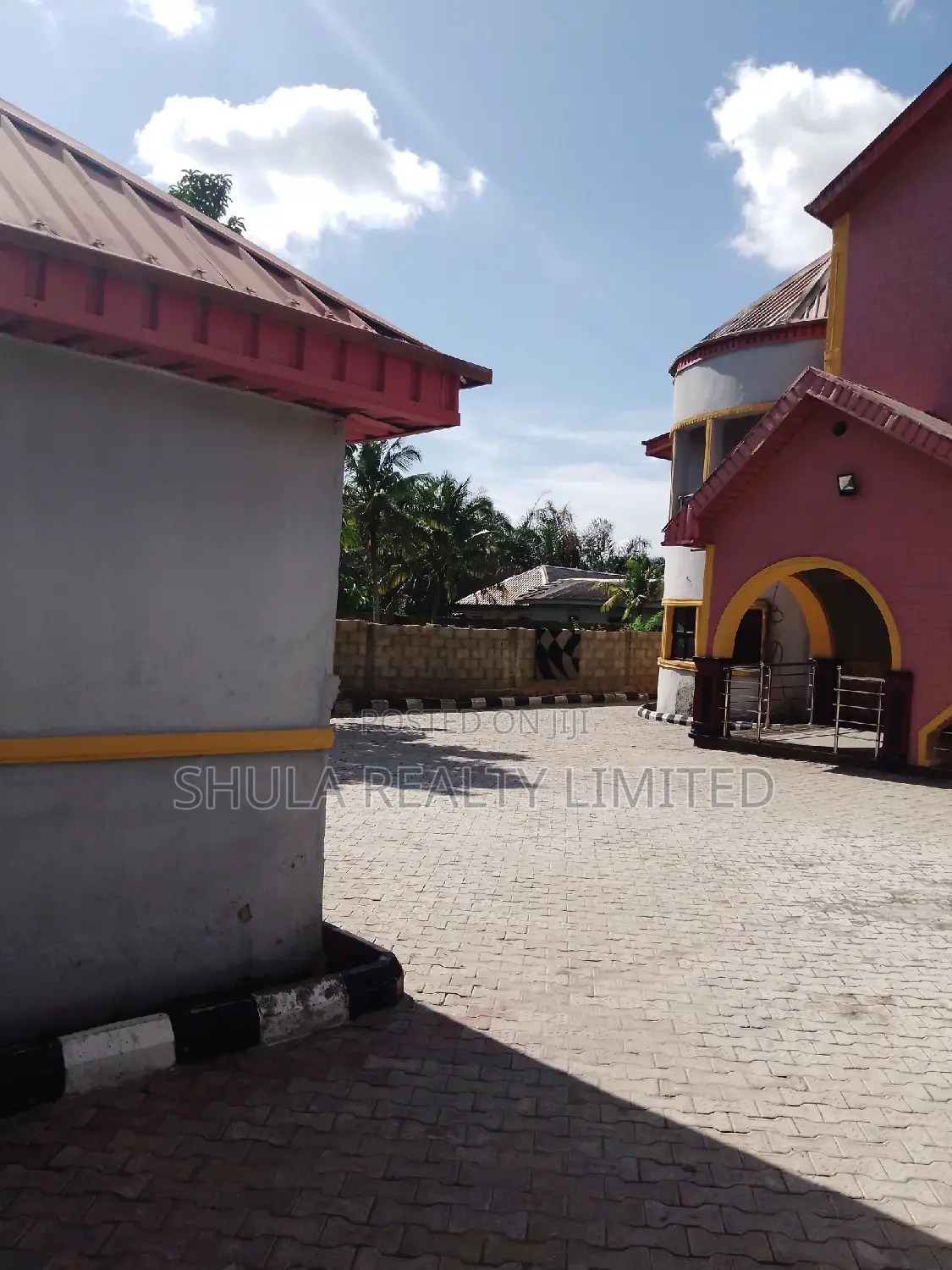 Furnished 8bdrm House in Okokomaiko for sale in Okokomaiko
