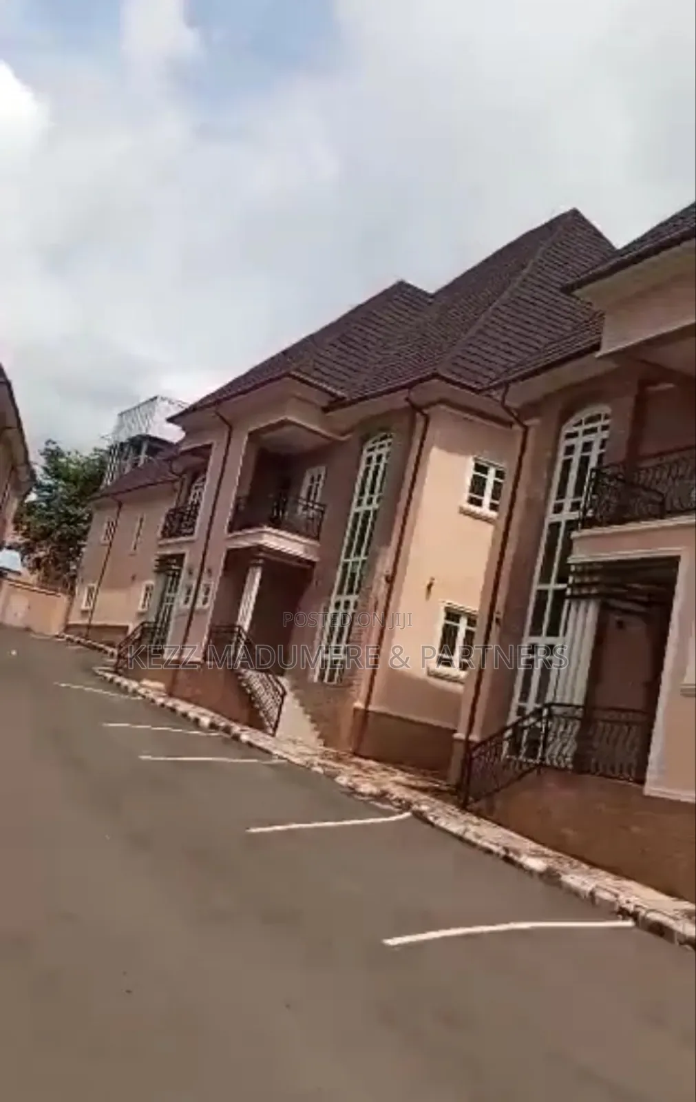 6bdrm Maisonette in Awka , Anambra State for sale in Awka