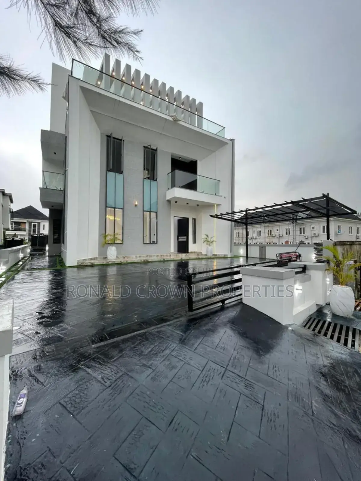 5bdrm Duplex in Ikota for sale in Ikota