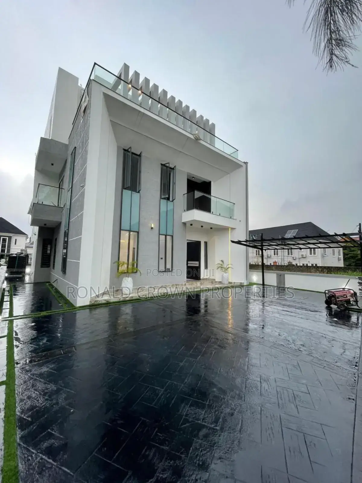 5bdrm Duplex in Ikota for sale in Ikota