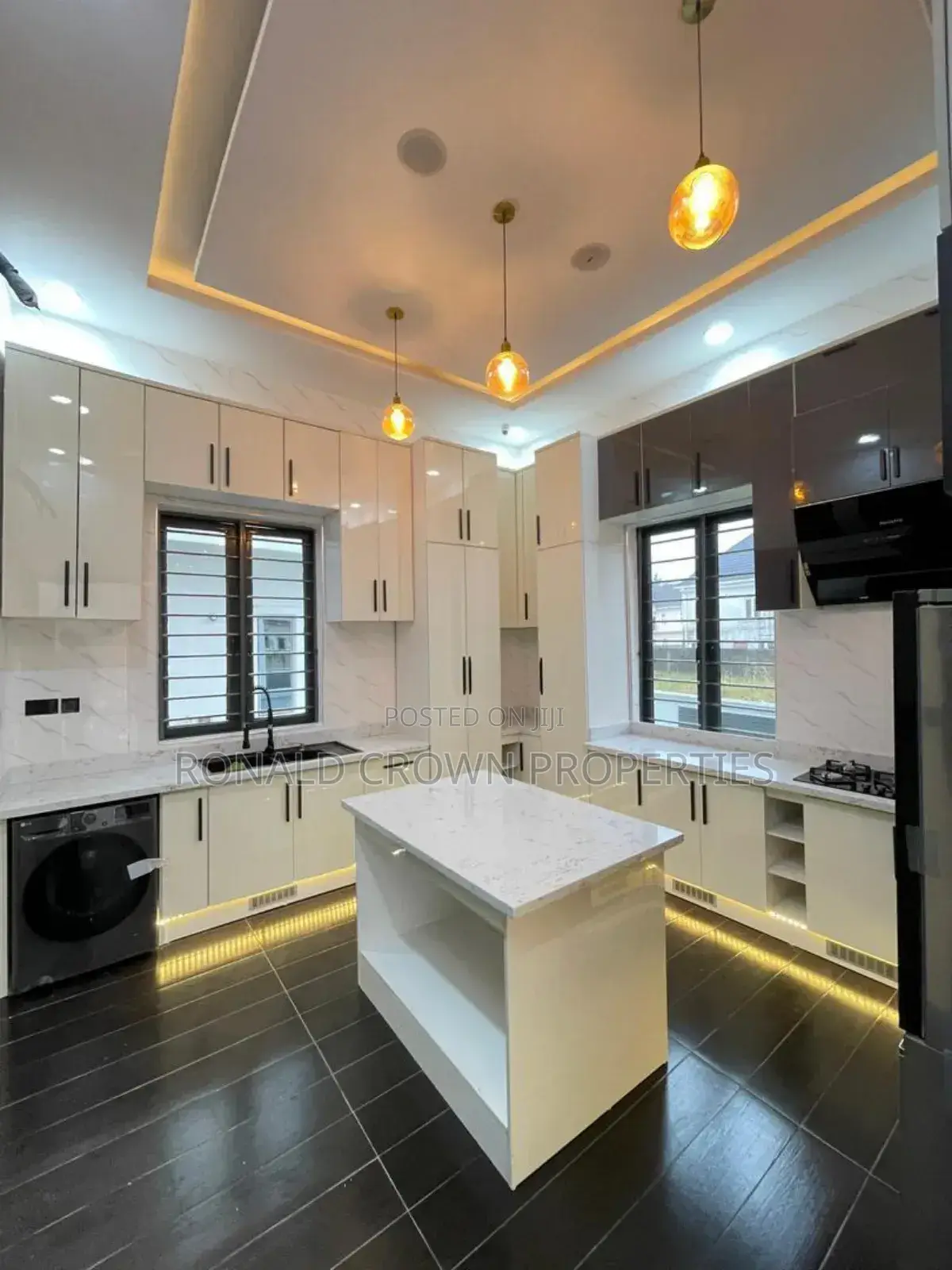 5bdrm Duplex in Ikota for sale in Ikota