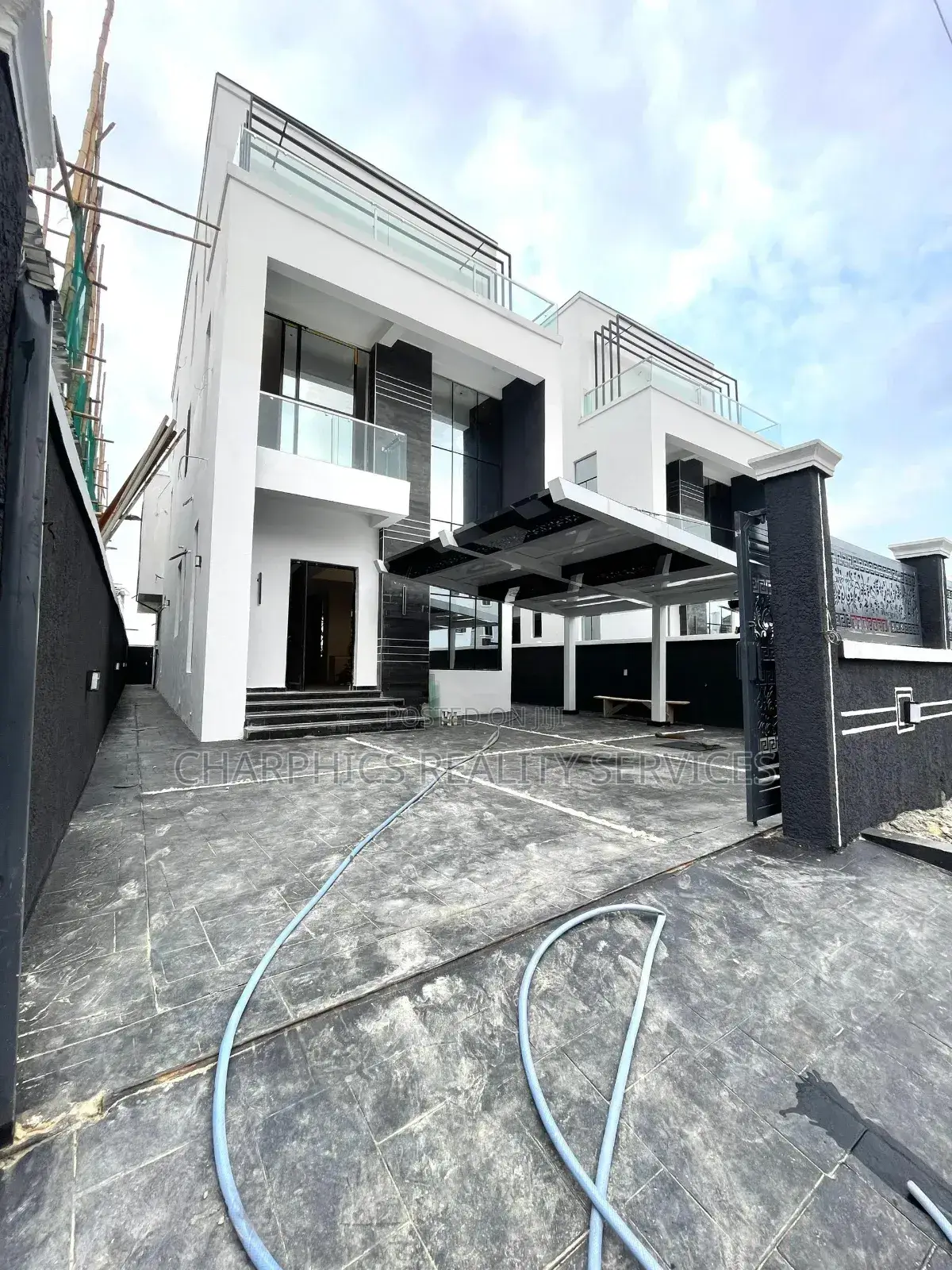 5bdrm Duplex in Ikota for sale in Ikota