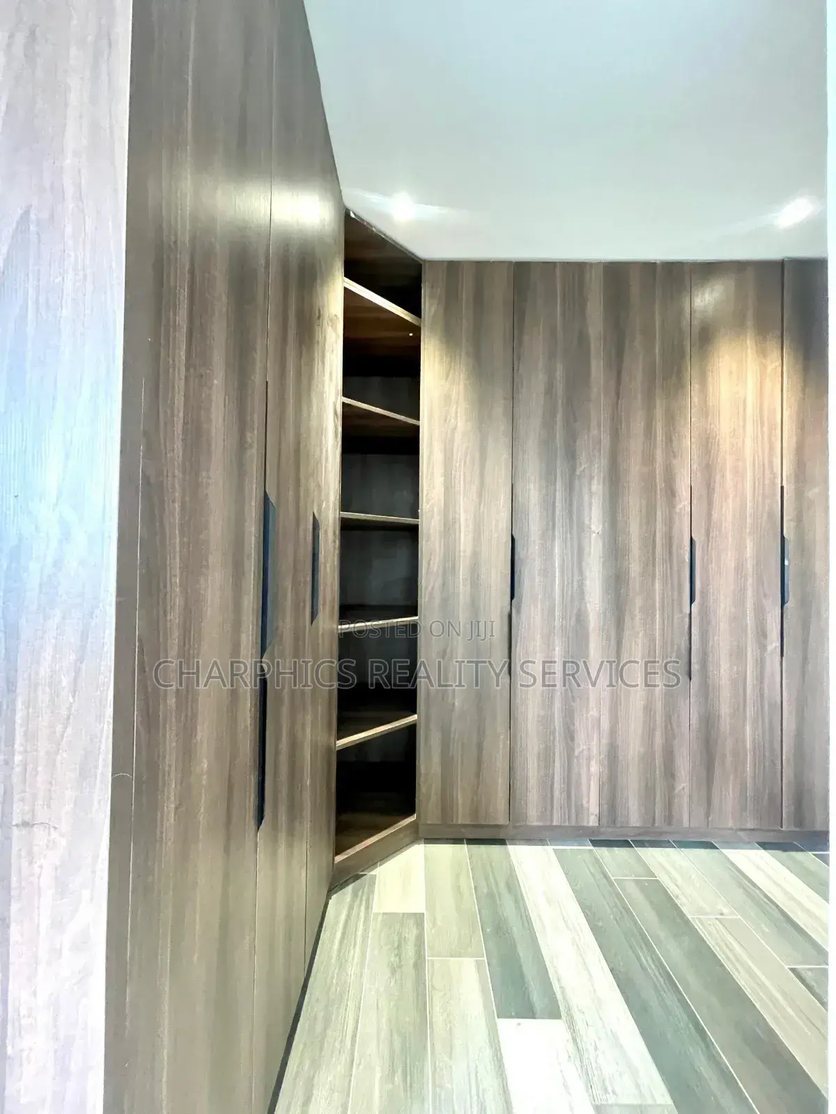 4bdrm Penthouse in ($1.2M), Victoria Island for sale in Victoria Island