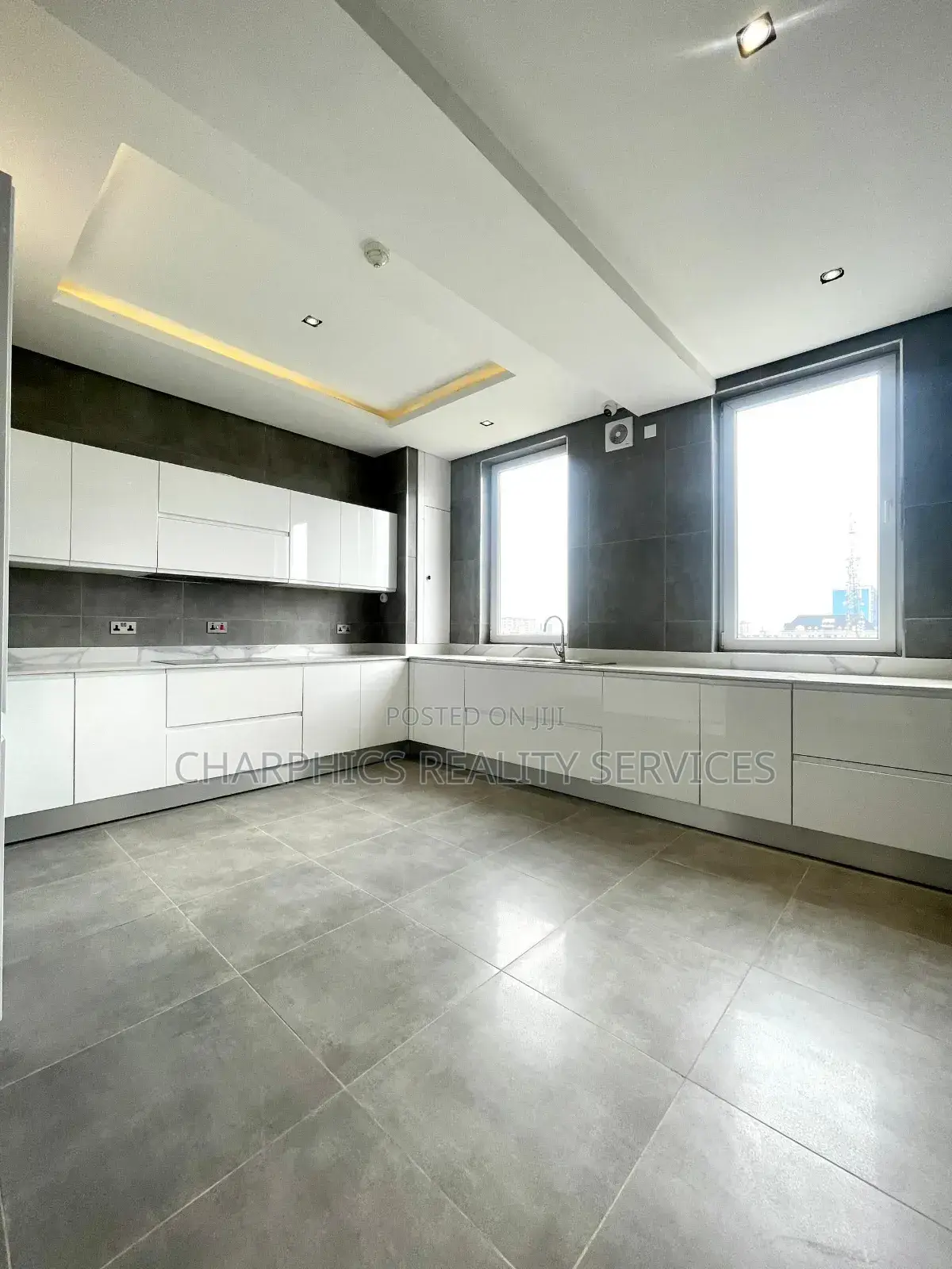 4bdrm Penthouse in ($1.2M), Victoria Island for sale in Victoria Island