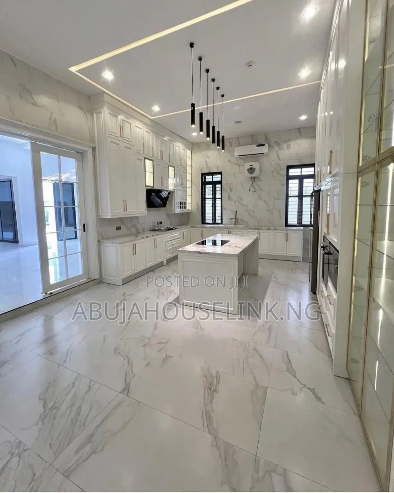 7bdrm Mansion in Guzape Main Abuja for sale in Guzape District