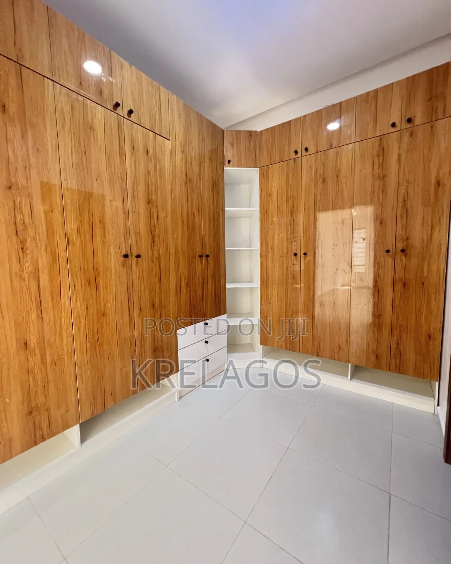4bdrm Duplex in Chevron for sale in Chevron
