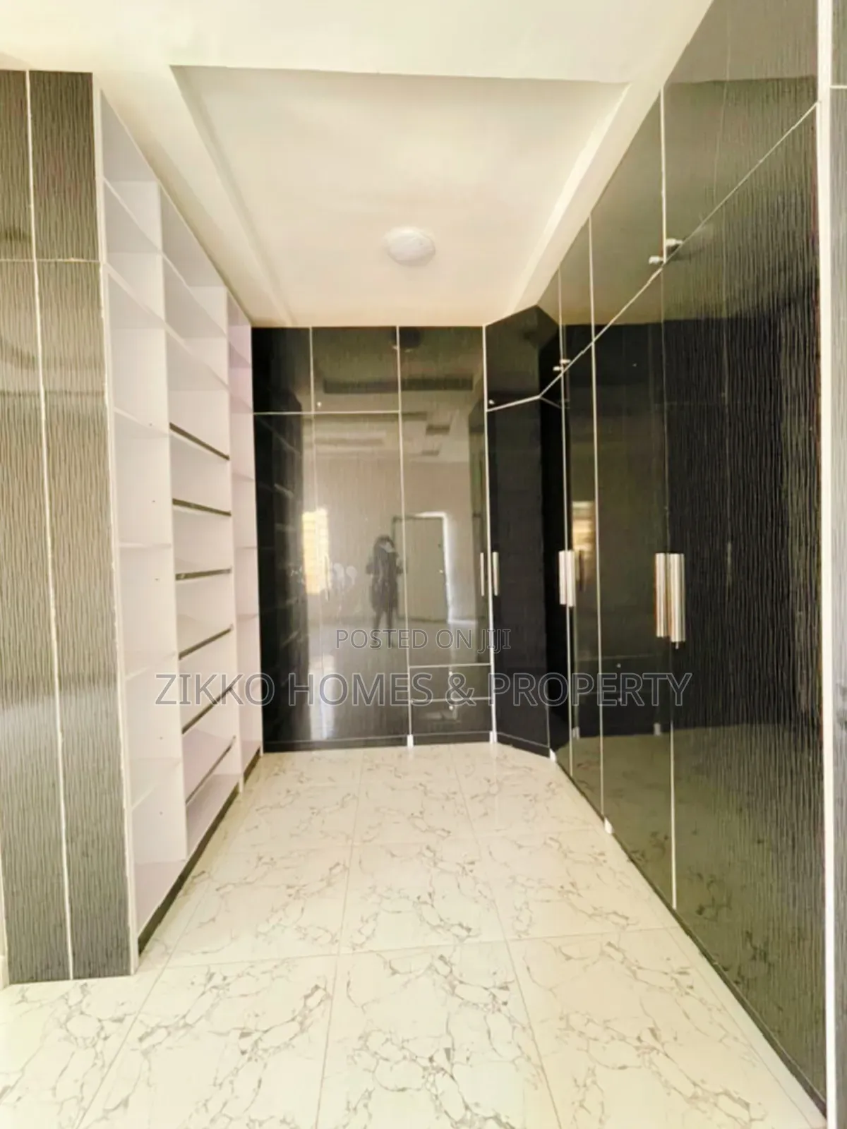 5bdrm Duplex in Lekky County, Ikota for sale in Ikota