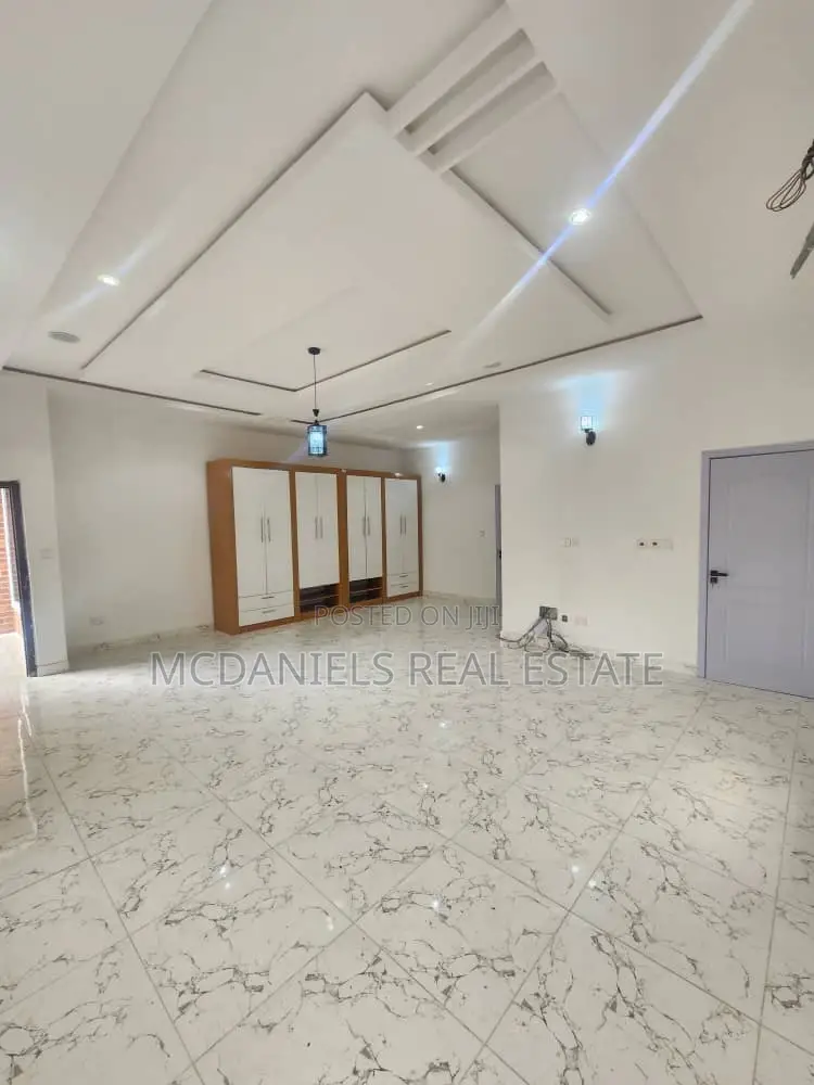 5bdrm Duplex in Ikota for rent in Ikota