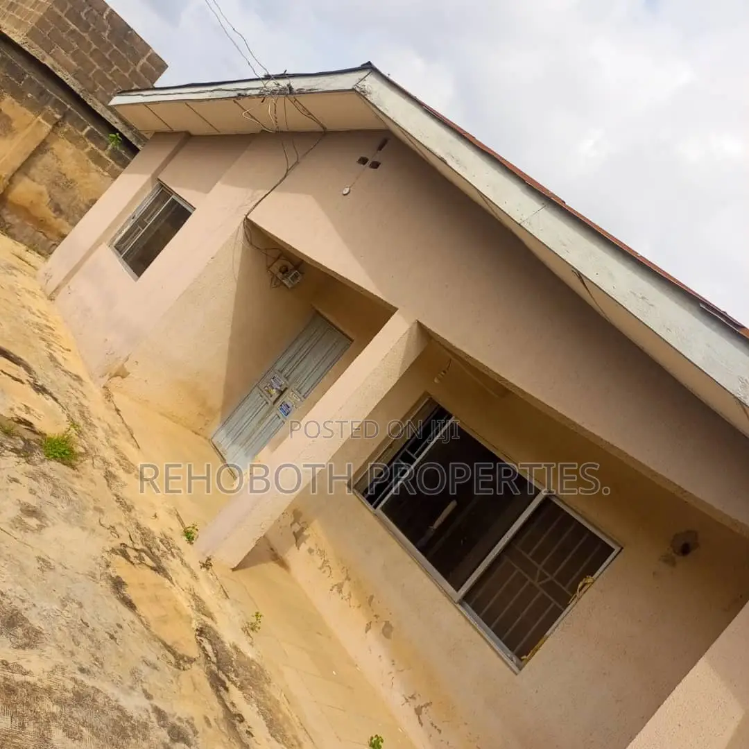 6bdrm Bungalow in Akoto, Ibadan for sale in Ibadan