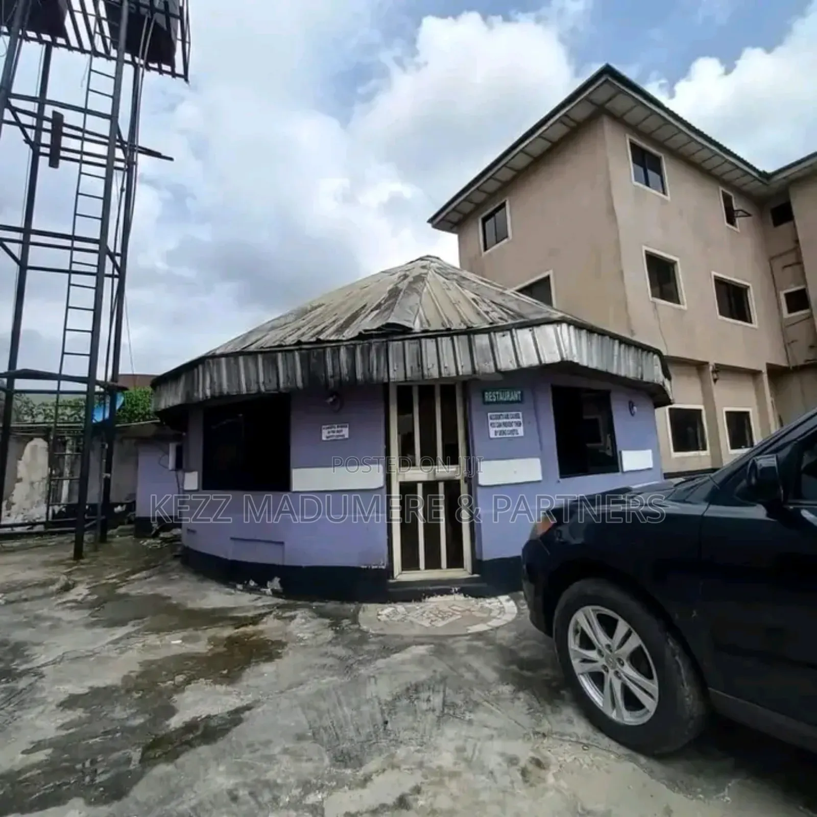 For Sale : 52 Rooms Functional Hotel in Port Harcourt in Port-Harcourt