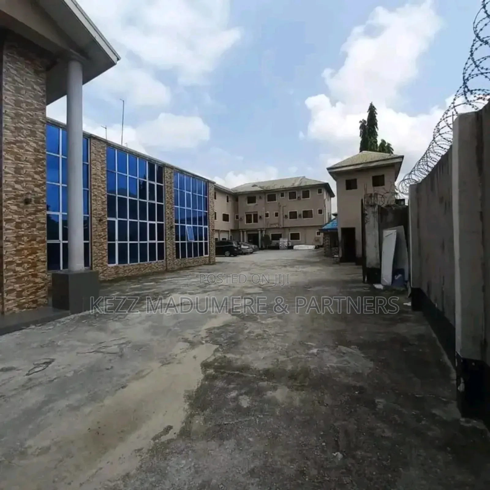 For Sale : 52 Rooms Functional Hotel in Port Harcourt in Port-Harcourt