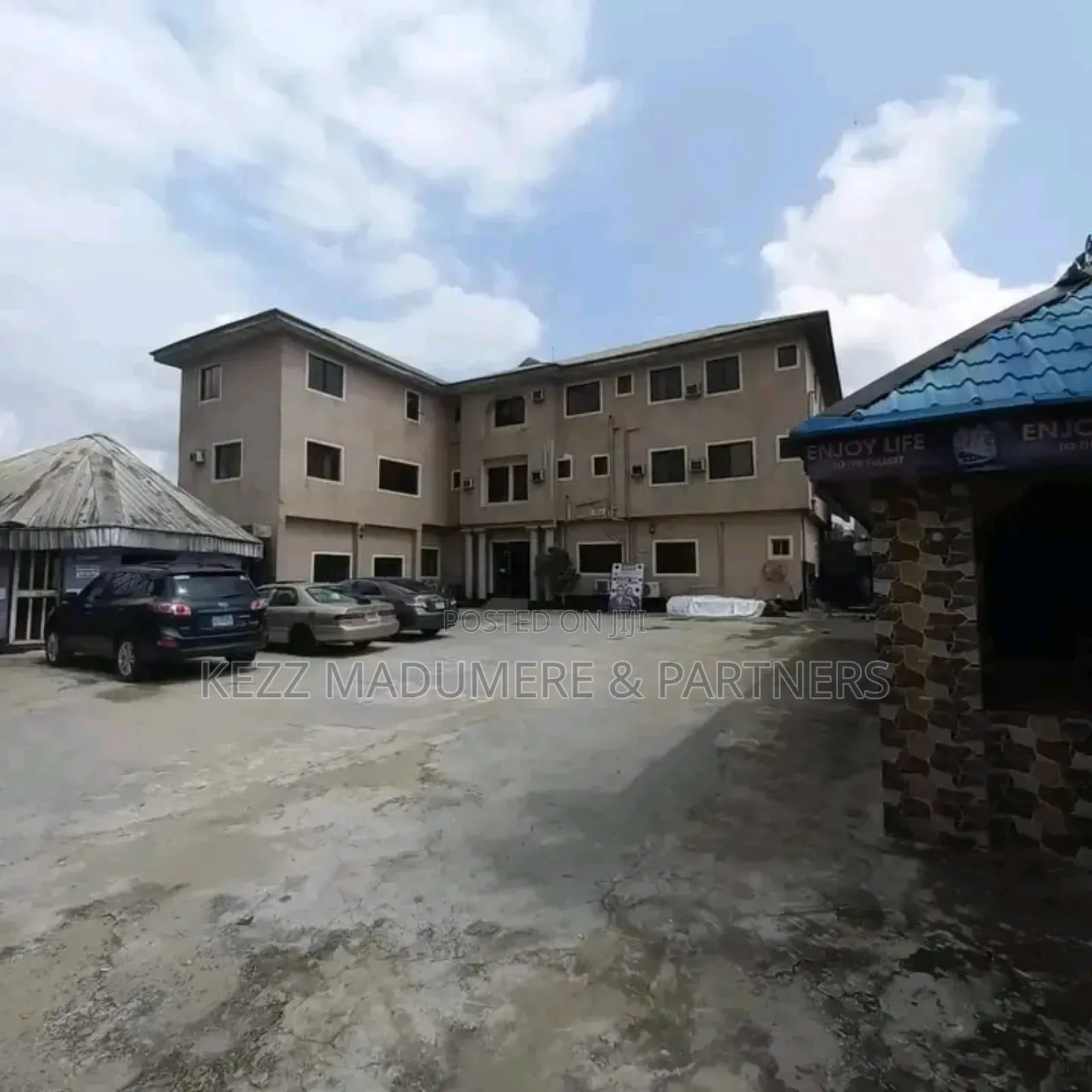 For Sale : 52 Rooms Functional Hotel in Port Harcourt in Port-Harcourt