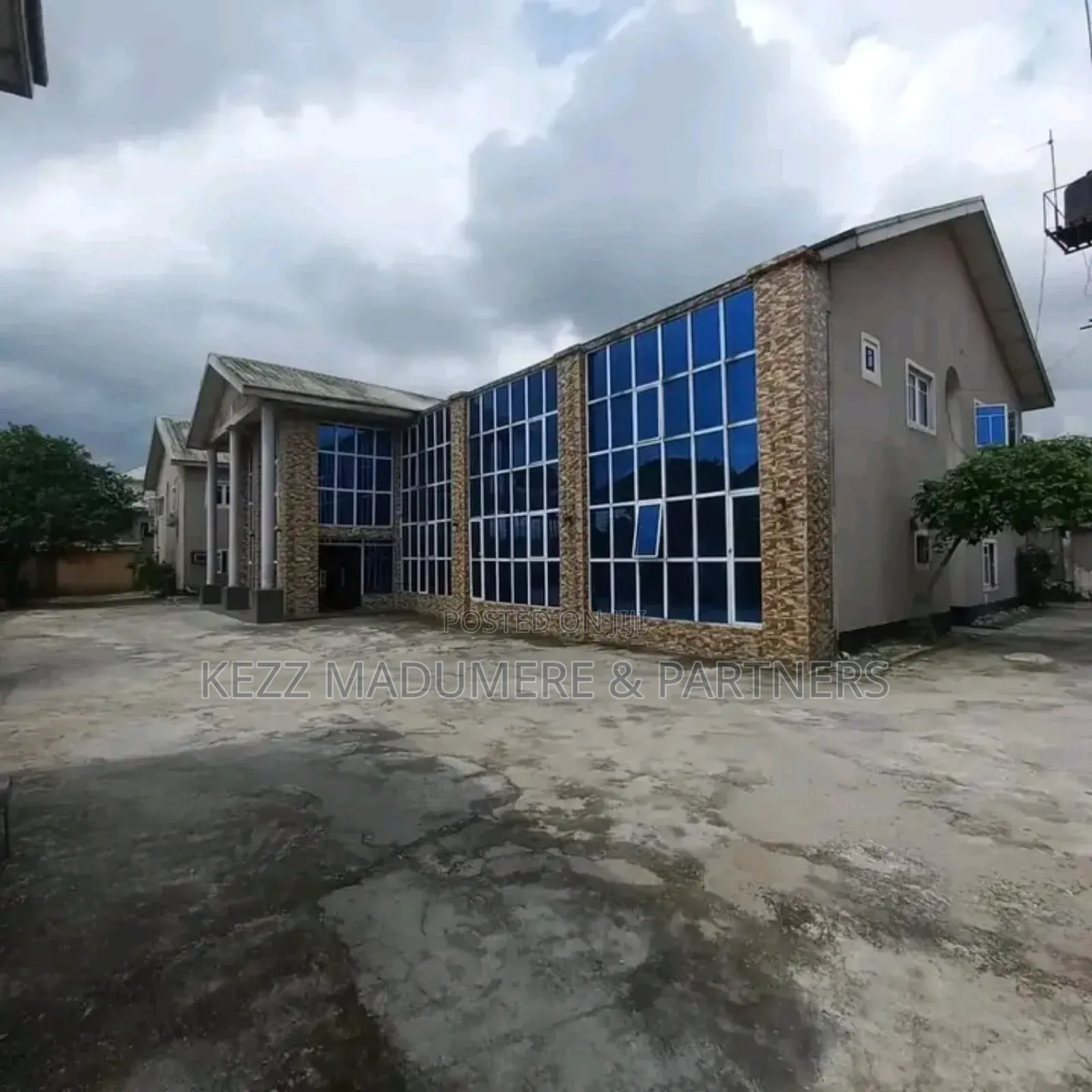 For Sale : 52 Rooms Functional Hotel in Port Harcourt in Port-Harcourt