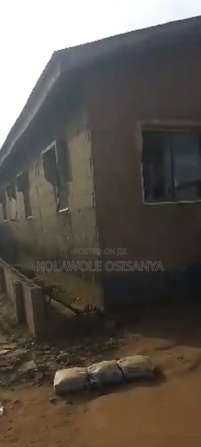 10bdrm Bungalow in Crown, Ayobo for sale in Ayobo