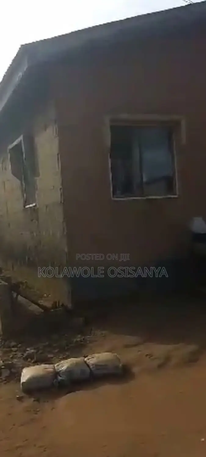 10bdrm Bungalow in Crown, Ayobo for sale in Ayobo