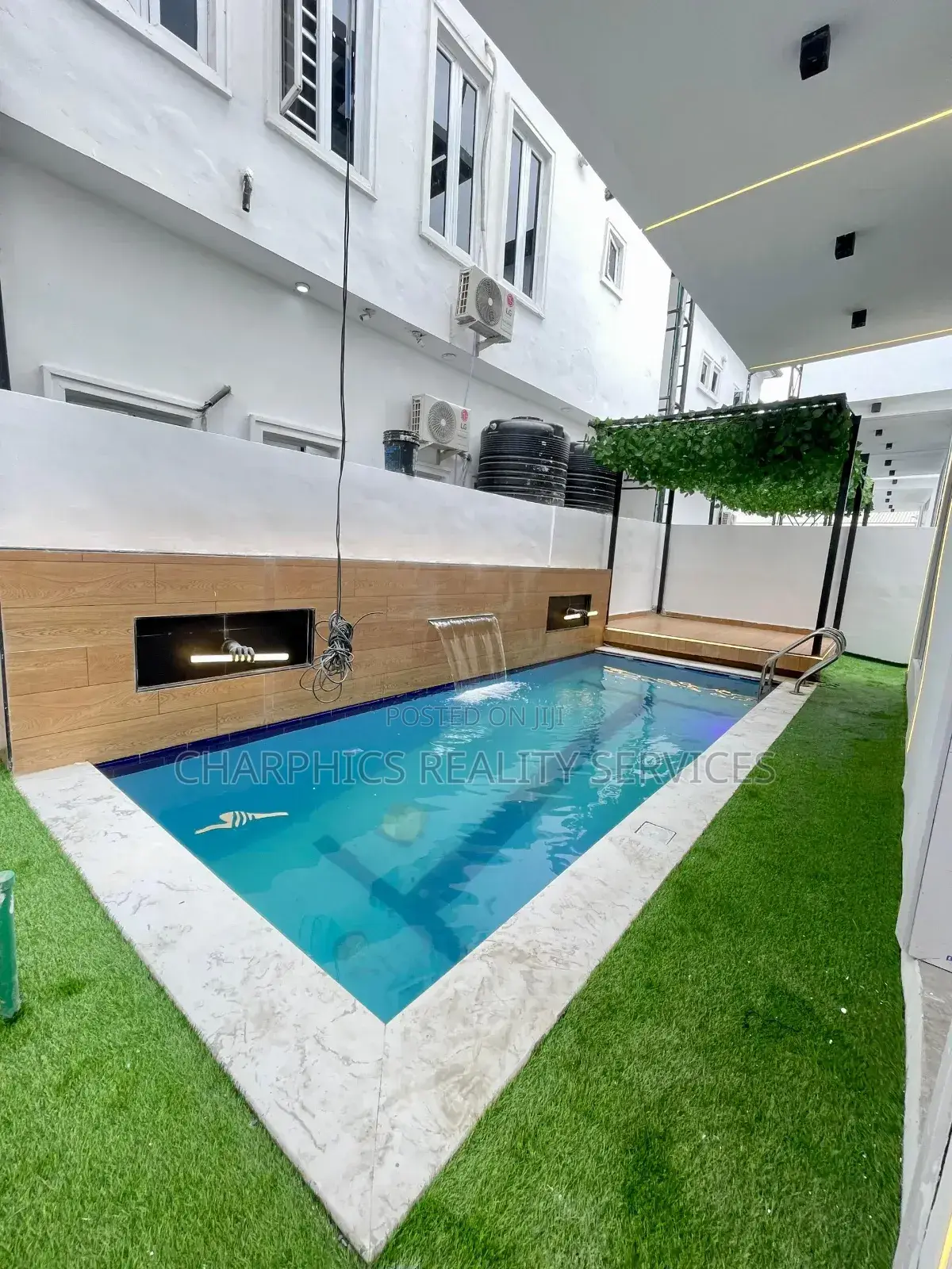 5bdrm Duplex in Chevron for sale in Chevron