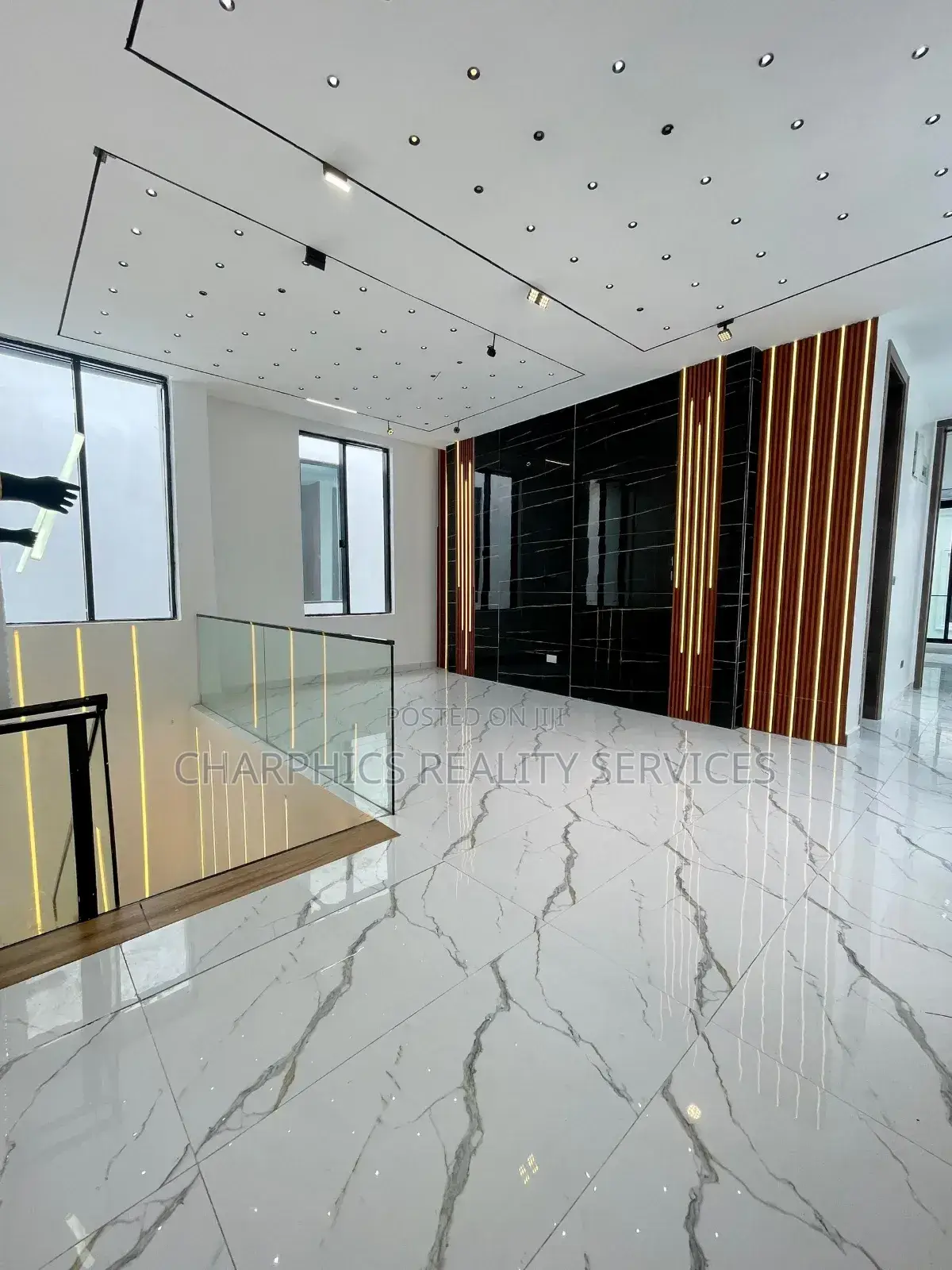 5bdrm Duplex in Chevron for sale in Chevron