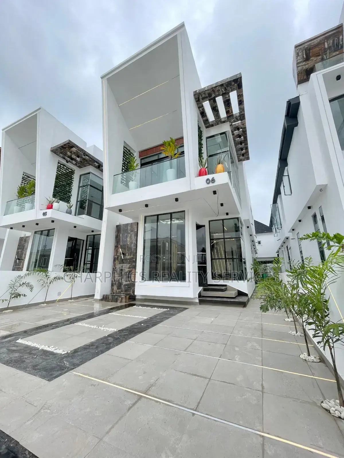 5bdrm Duplex in Chevron for sale in Chevron