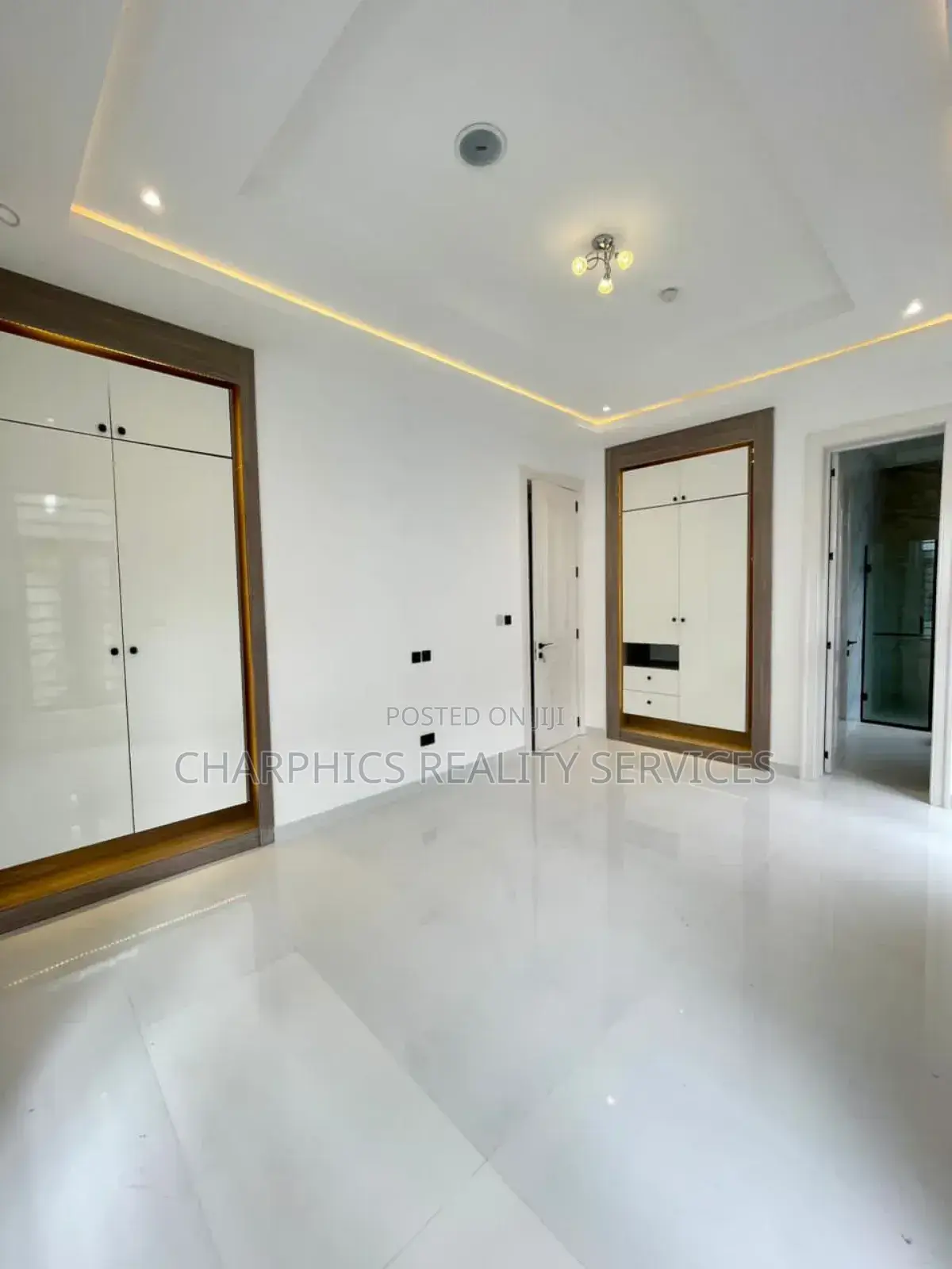 5bdrm Duplex in Ikota for sale in Ikota