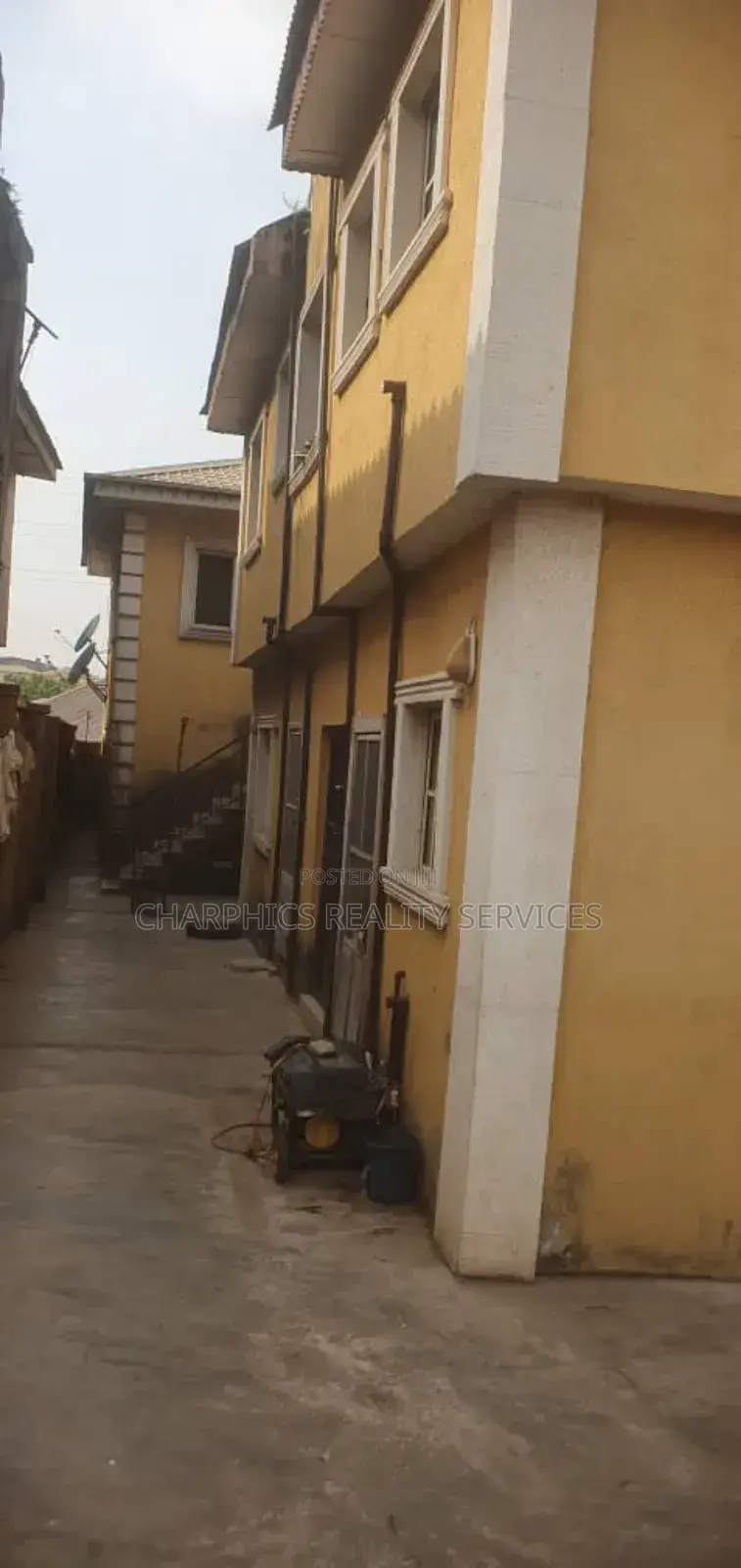 8bdrm Block of Flats in Jumofak for sale in Jumofak