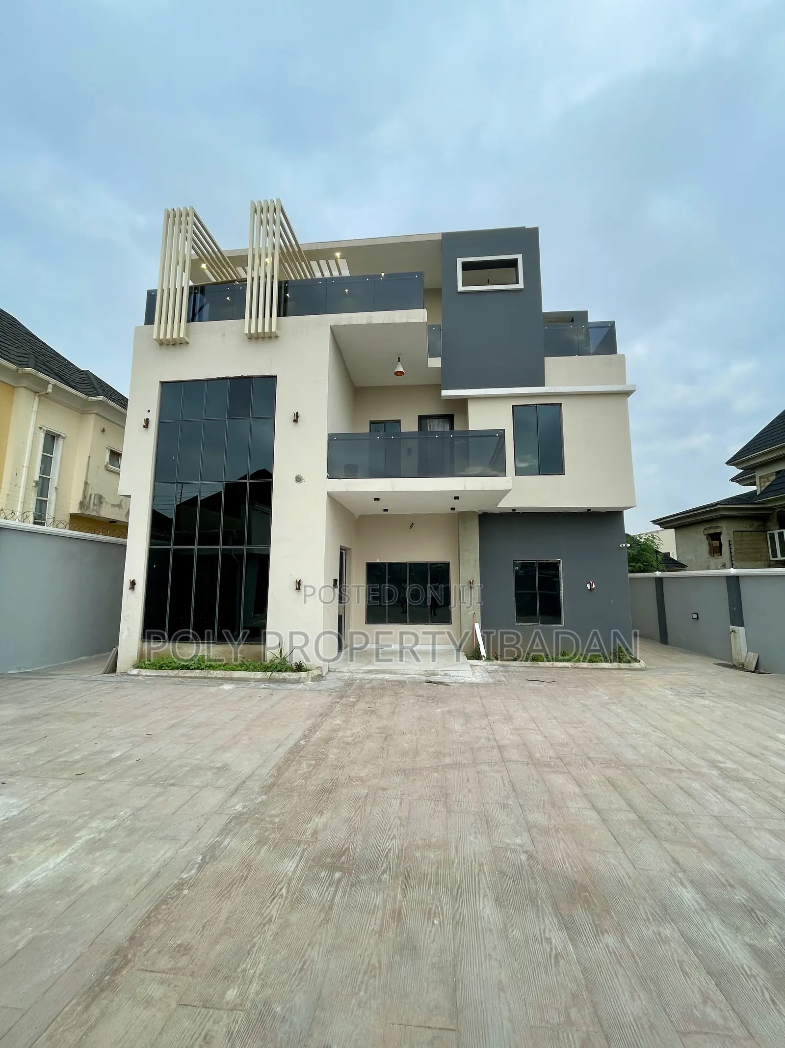 7bdrm Duplex in Kolapo Ishola Gra, Ibadan for sale in Ibadan