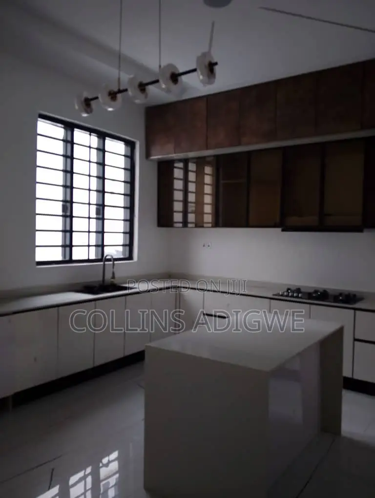5bdrm Duplex in Chevron for sale in Chevron