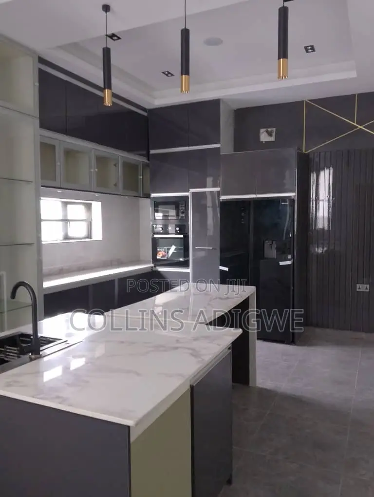 5bdrm Duplex in Chevron 1 for sale in Chevron