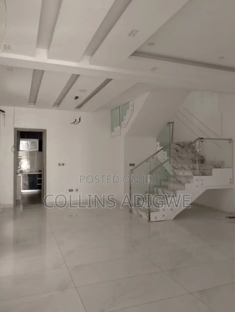 5bdrm Duplex in Chevron 1 for sale in Chevron