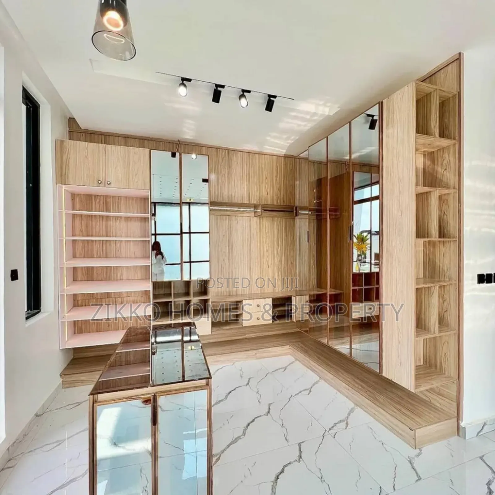 5bdrm Duplex in Chevron Drive for sale in Chevron