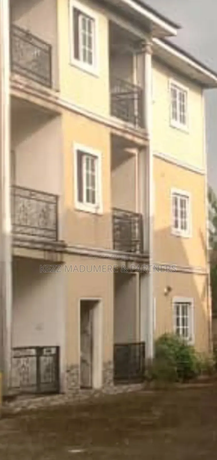 12bdrm Block of Flats in Rumualog,Near for sale in Port-Harcourt