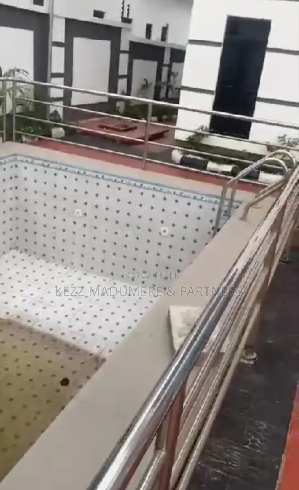 5bdrm Duplex in Inside An Estate , for sale in Enugu