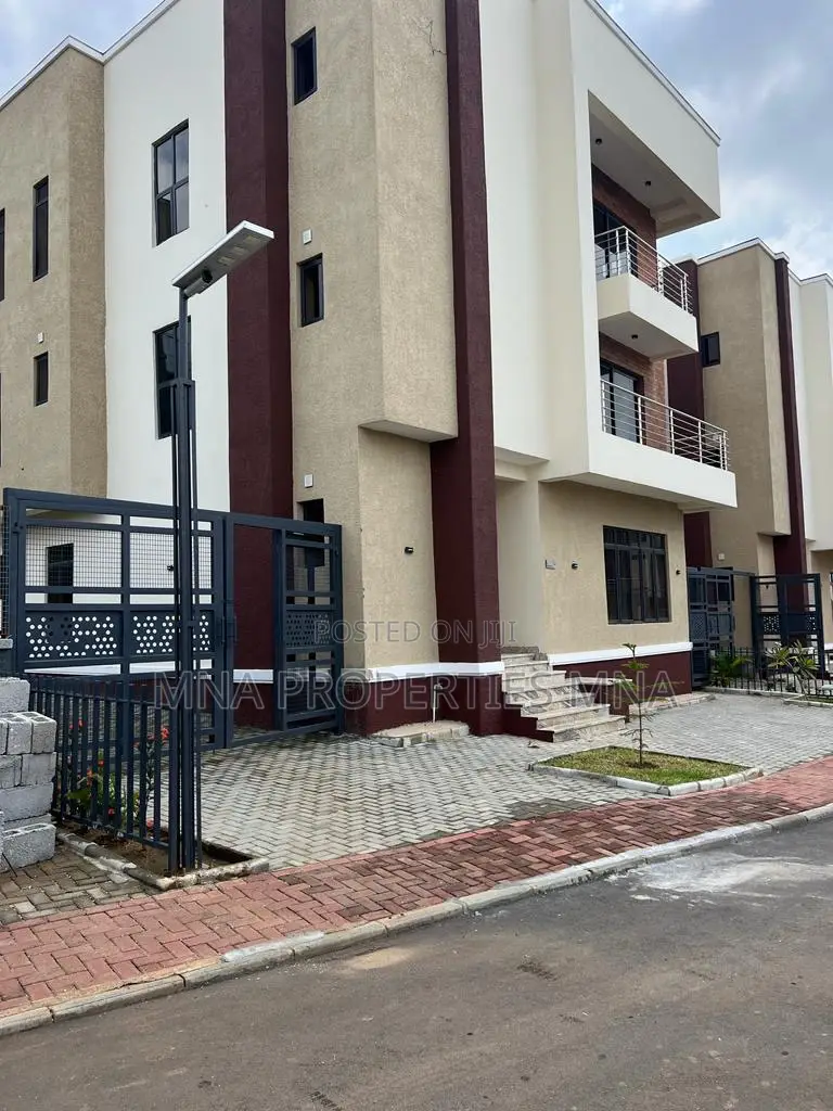6bdrm Duplex in Brentmews Estates for sale in Katampe Extension