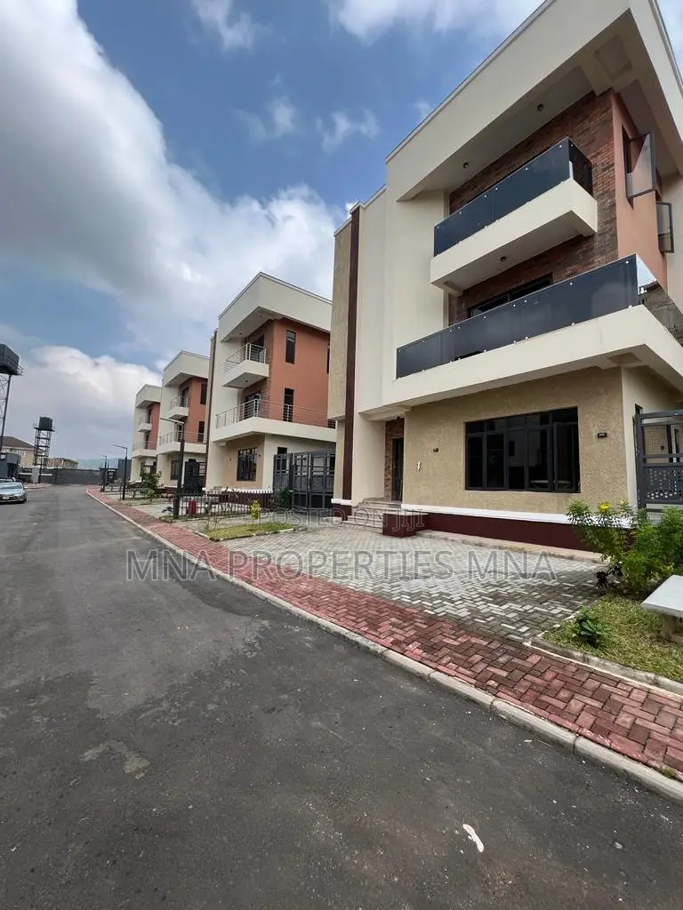 6bdrm Duplex in Brentmews Estates for sale in Katampe Extension