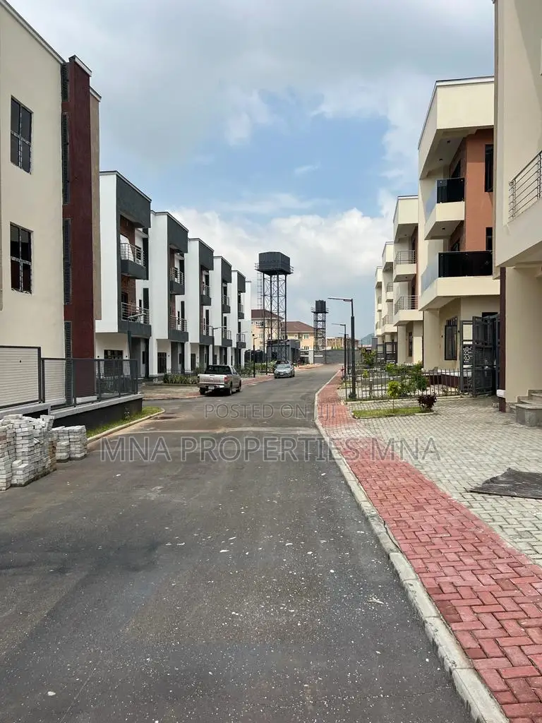 6bdrm Duplex in Brentmews Estates for sale in Katampe Extension