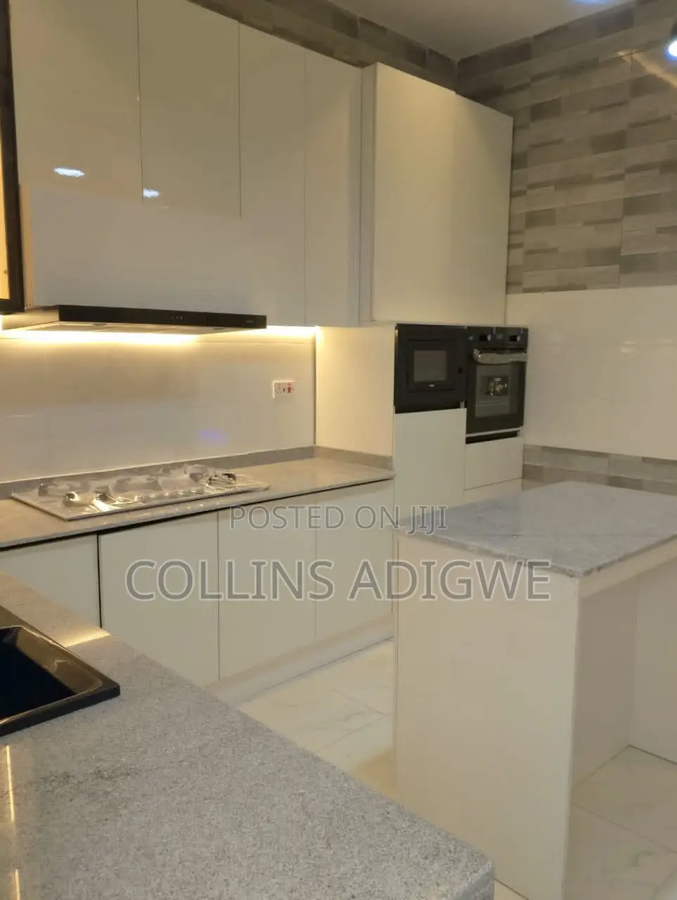 4bdrm Duplex in Orchid Road, Chevron for sale in Chevron