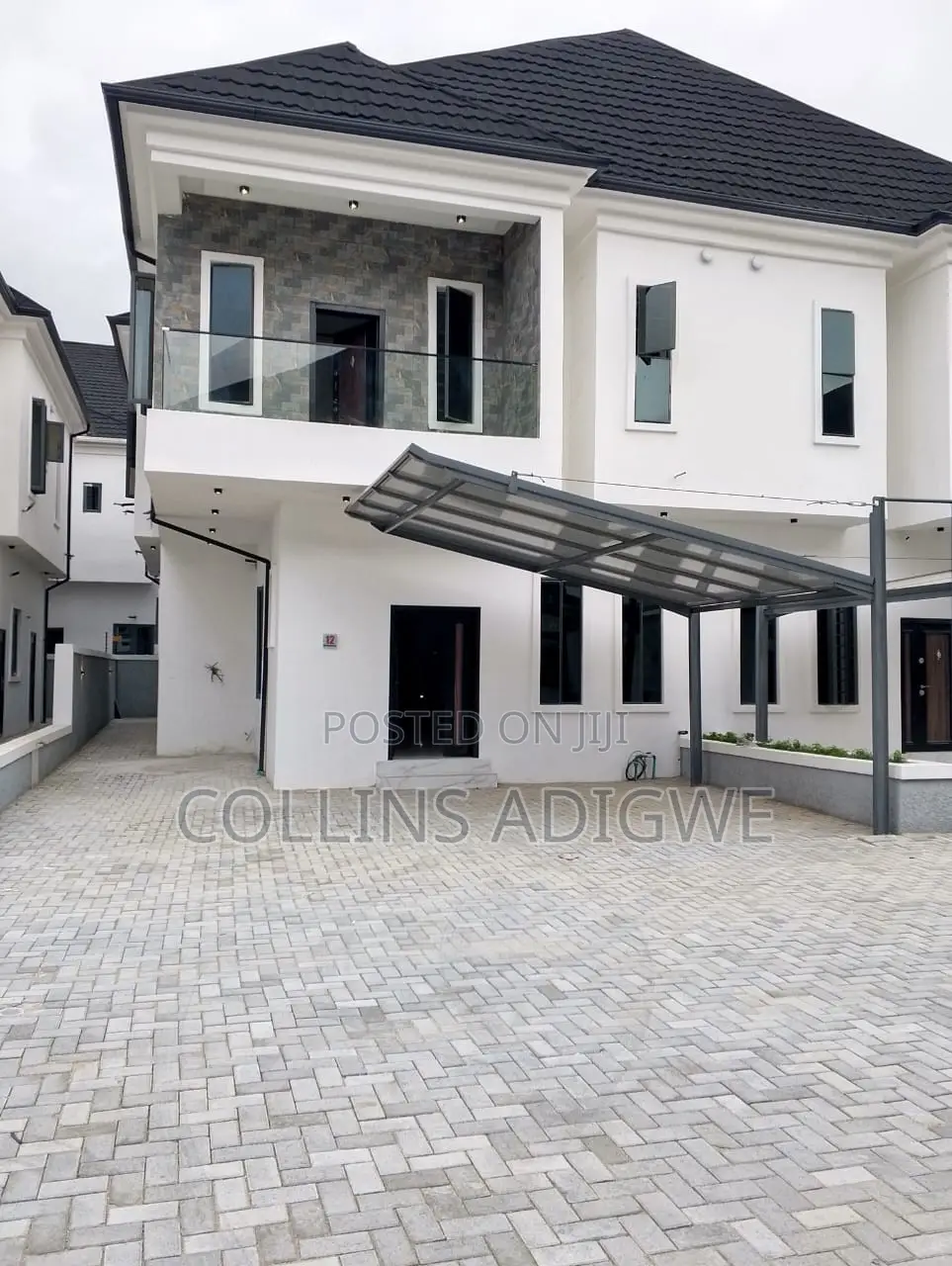 4bdrm Duplex in Orchid Road, Chevron for sale in Chevron