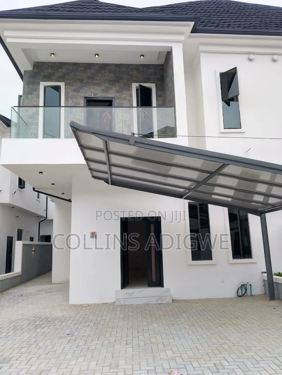 4bdrm Duplex in Orchid Road, Chevron for sale in Chevron
