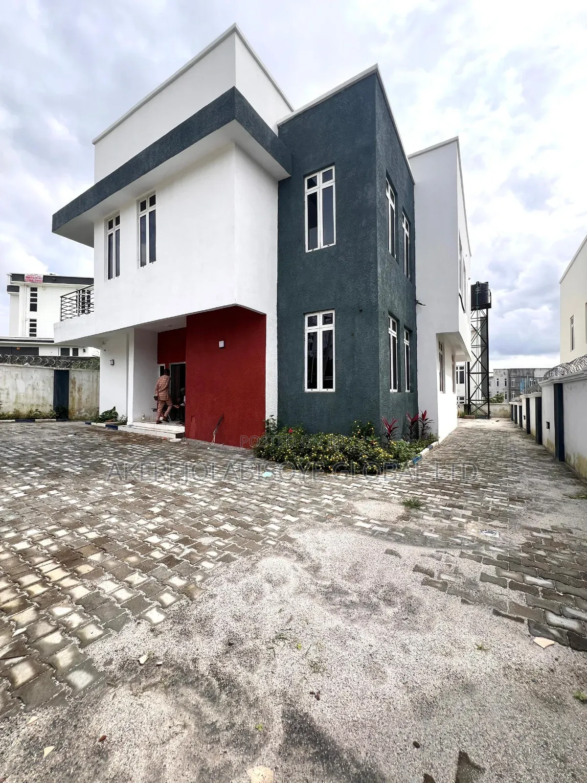 5bdrm Duplex in In An Estate for sale in Gwarinpa