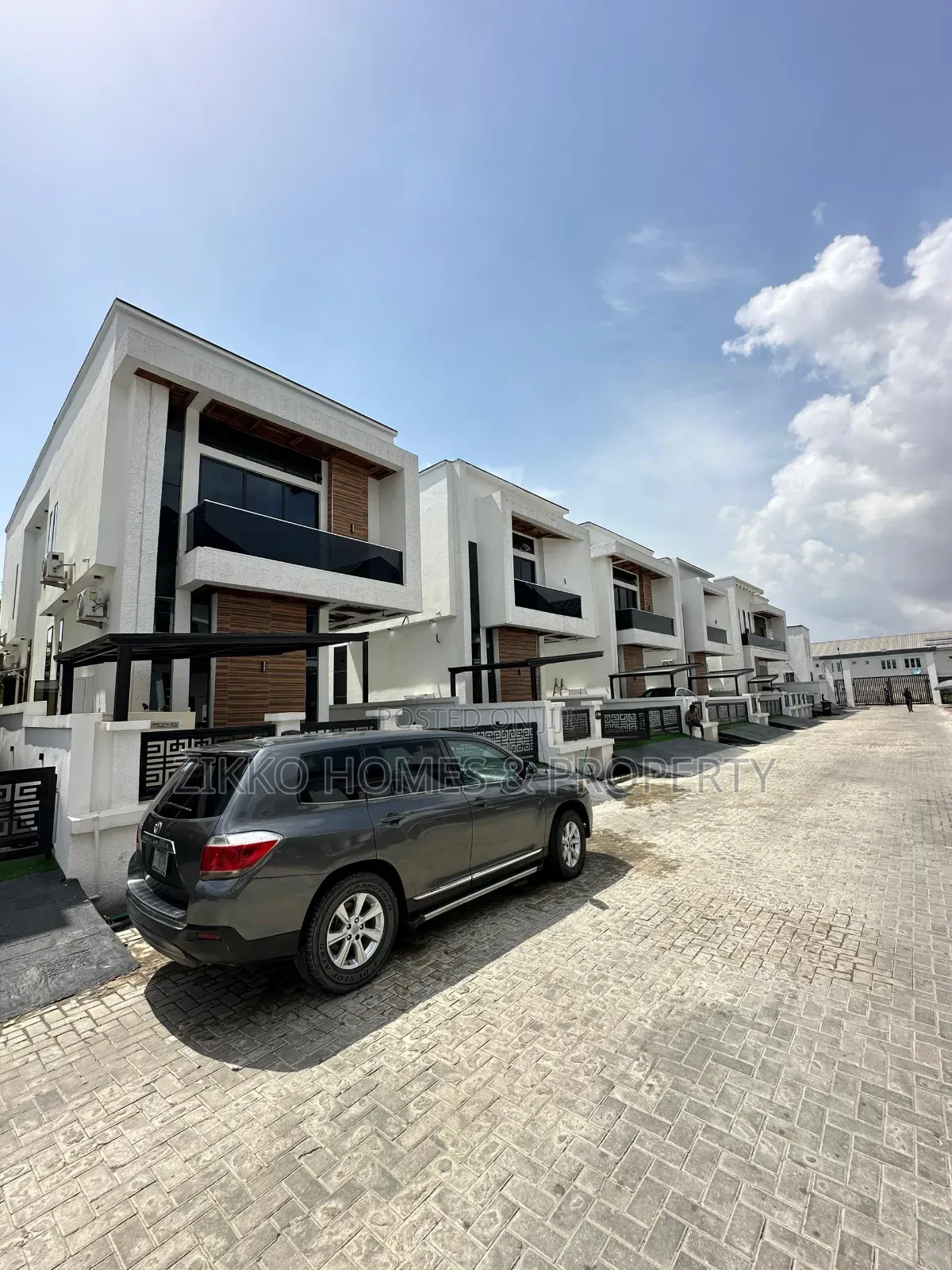 4bdrm Duplex in Orchid Road, Chevron for sale in Chevron