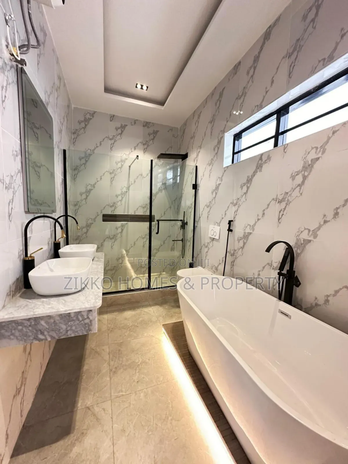 4bdrm Duplex in Orchid Road, Chevron for sale in Chevron