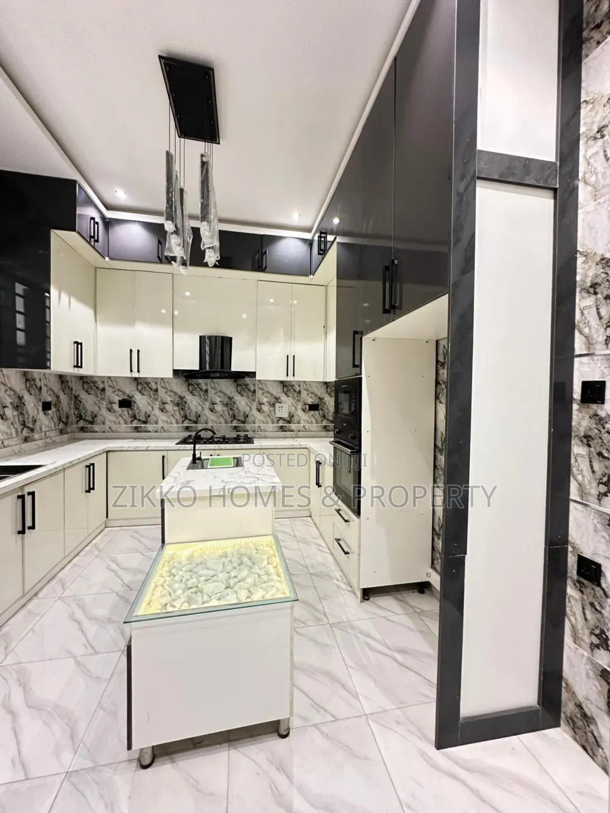 4bdrm Duplex in Orchid Road, Chevron for sale in Chevron