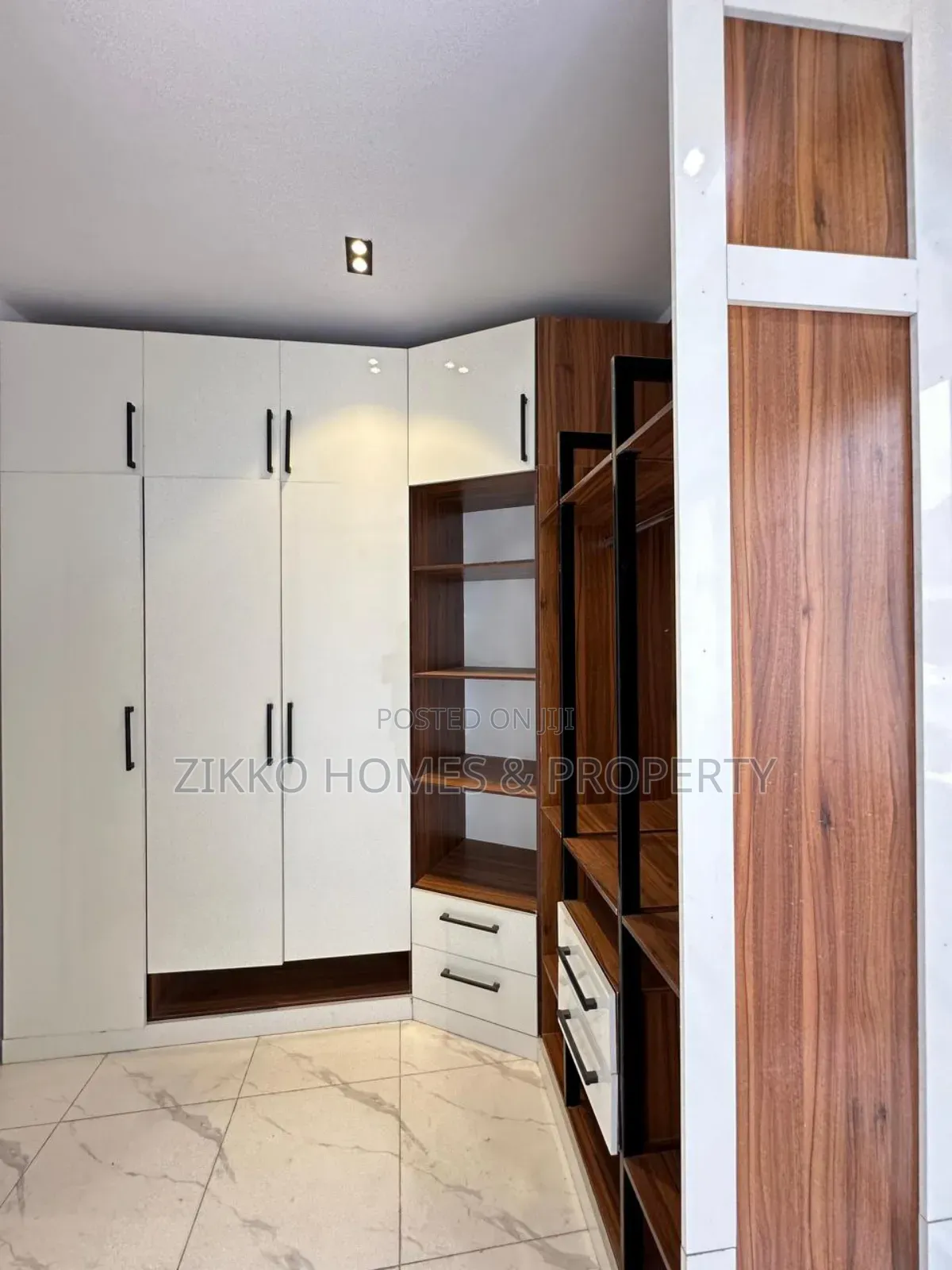 4bdrm Duplex in Orchid Road, Chevron for sale in Chevron
